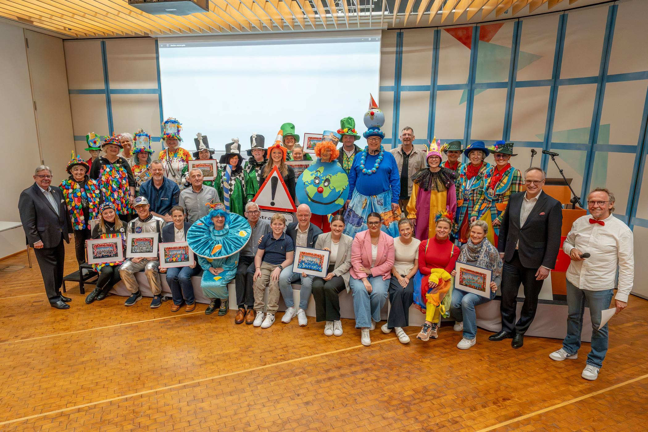  Karneval im März? Ja, wenn die Stadtsparkasse und der Mönchengladbacher Karnevalsverband die Sieger des Fußgruppen-Wettbewerbs beim VDZ küren.  