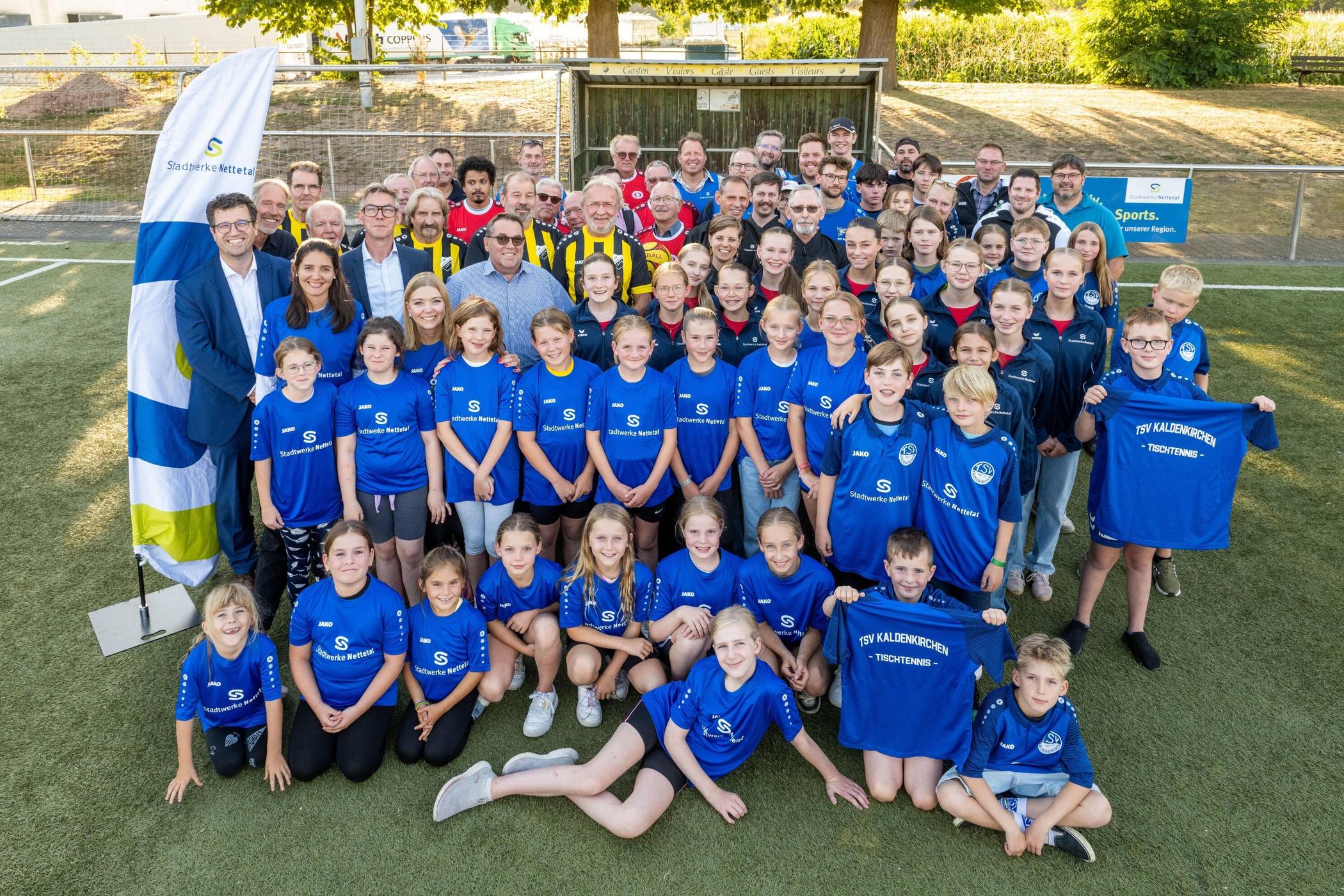  Auch im vergangenen Jahr konnten sich zehn Nettetaler Teams über neue Sportbekleidung im Rahmen des Trikotsponsorings der Stadtwerke Nettetal freuen. 