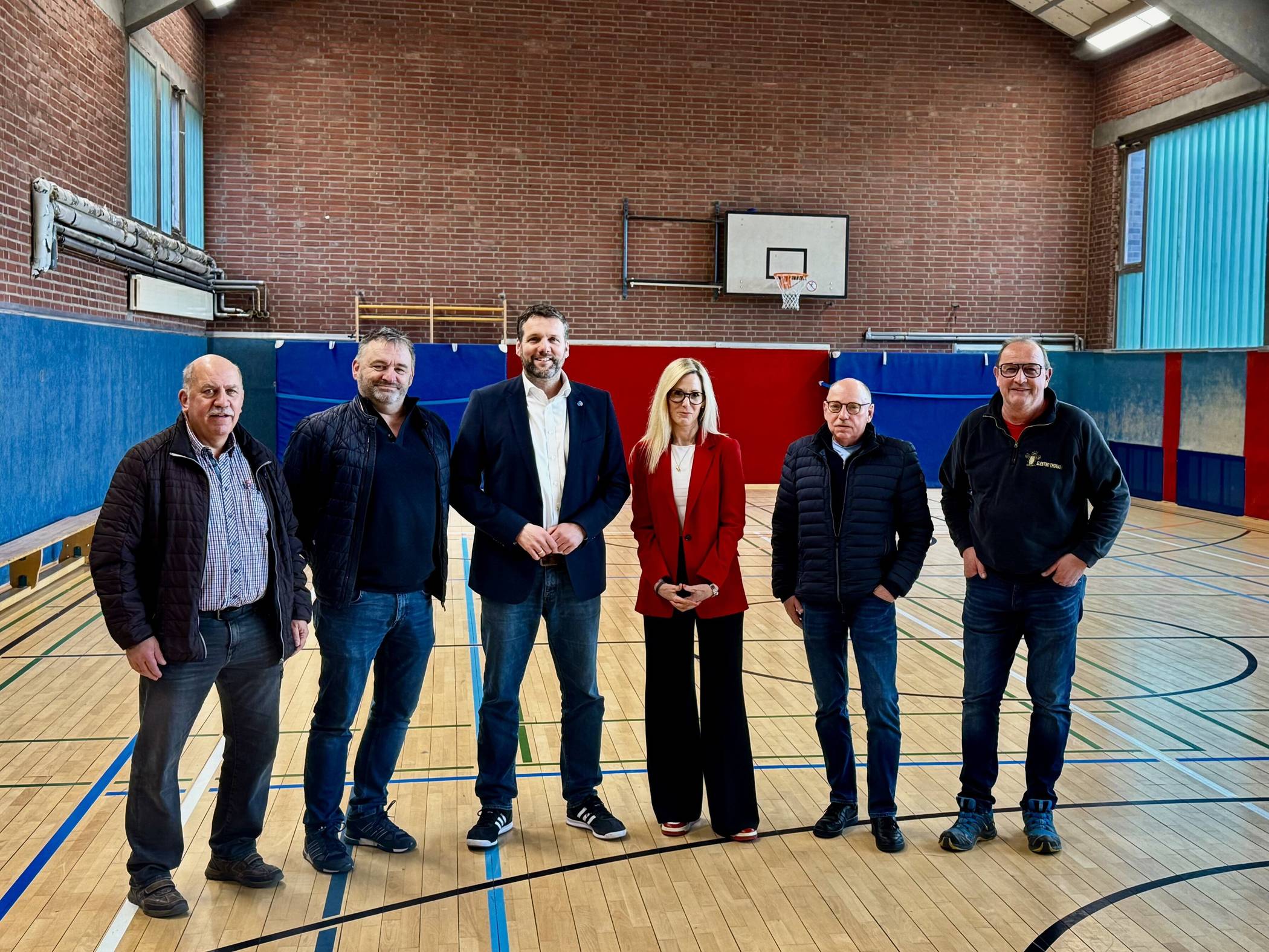 Roland Flüggen (VSF Amern), Ingolf Ropohl (Gemeindesportbund), Andreas Gisbertz (Bürgermeister), Claudia Wolters (Abteilungsleiterin NEW), Ulrich Fiedler (VSF Amern) und Stefan Vahlhaus (v.l.) von der Elektrofirma sind zufrieden mit dem Ergebnis. 