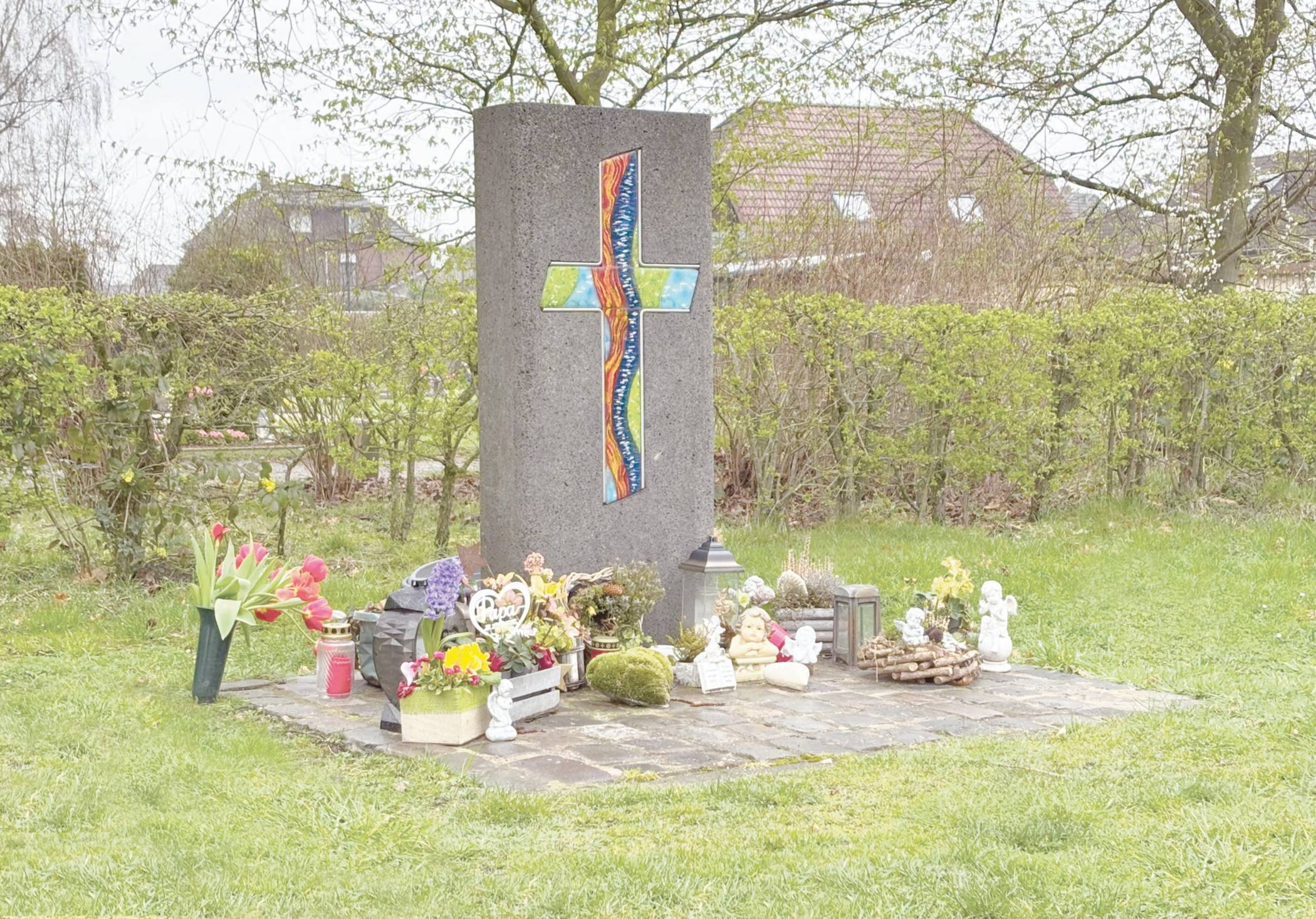  Die Pflege, z. B. Rasenmähen, übernimmt die Stadt Rheinberg für den Zeitraum der Nutzung. Daher dürfen Grabschmuck wie Blumen, Kerzen und anderes dort nicht auf den Grabstätten abgelegt werden. 