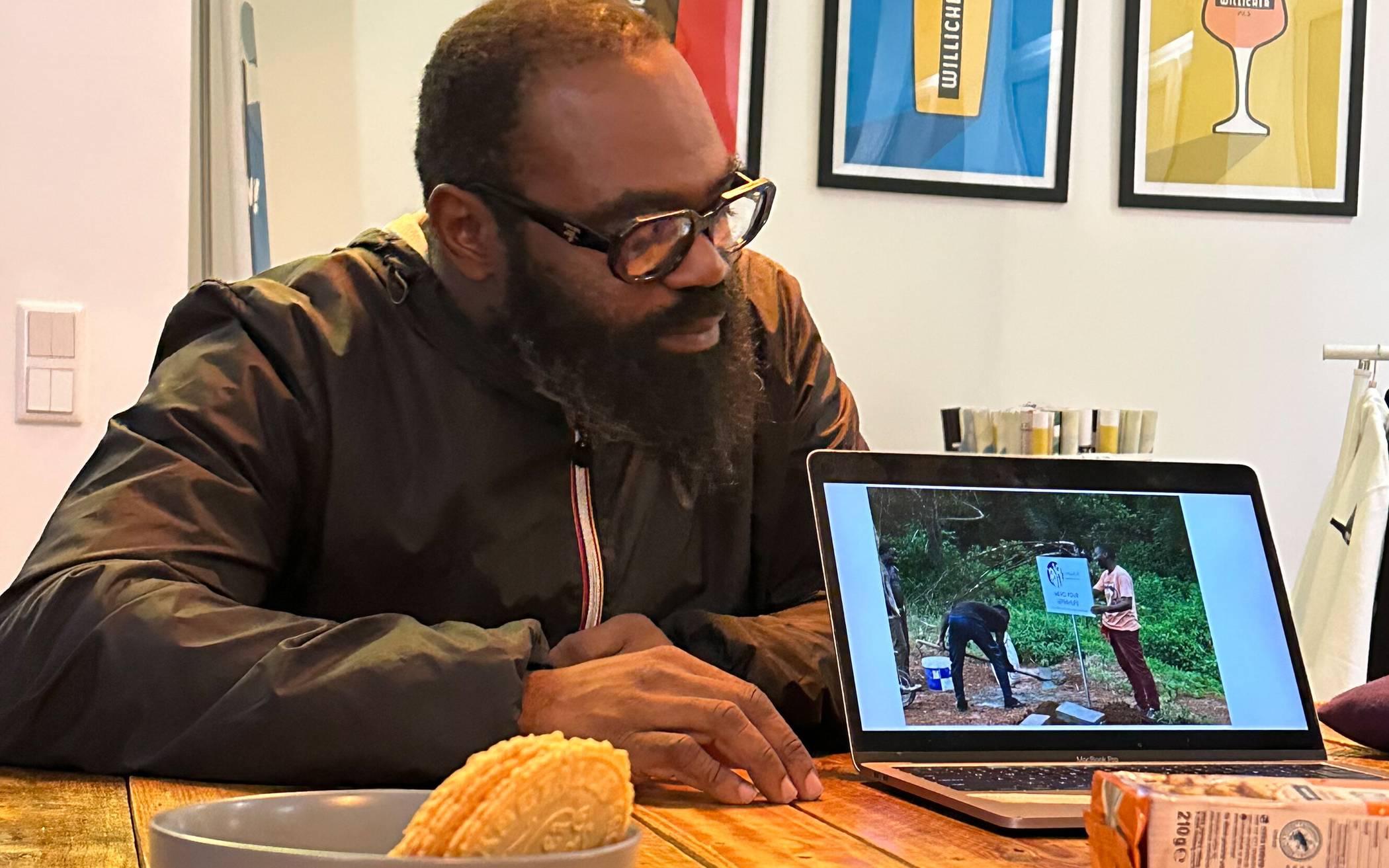 Mit Bruder Fafa Ayih arbeitet die