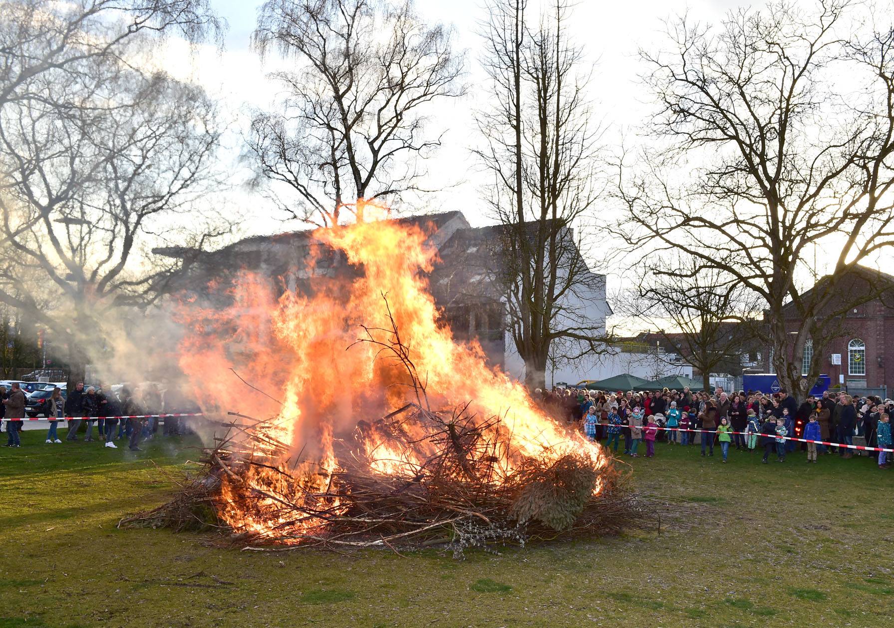  Am Ostersonntag gibt es in Neersen wieder das große Osterfeuer.   