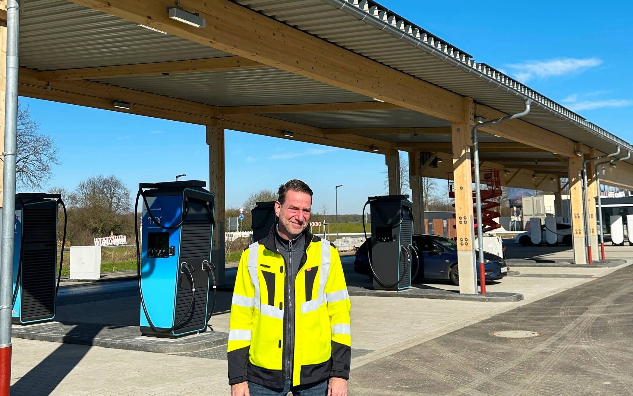  Projektleiter Mario Sagner von den Stadtwerken ist regelmäßig auf dem stw ladepark plus unterwegs und begutachtet die Fortschritte.   