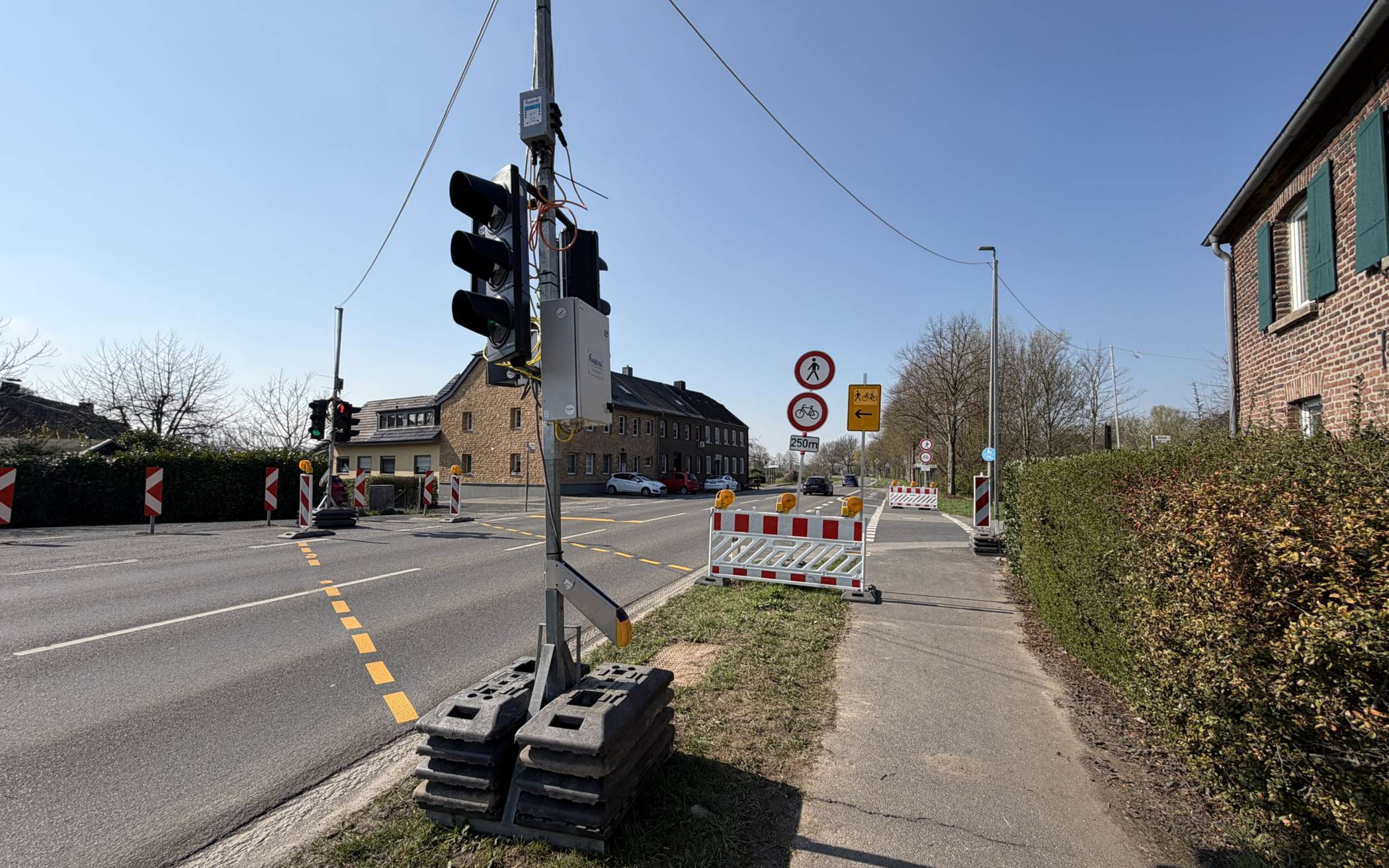 Der Geh- und Radweg bleibt während