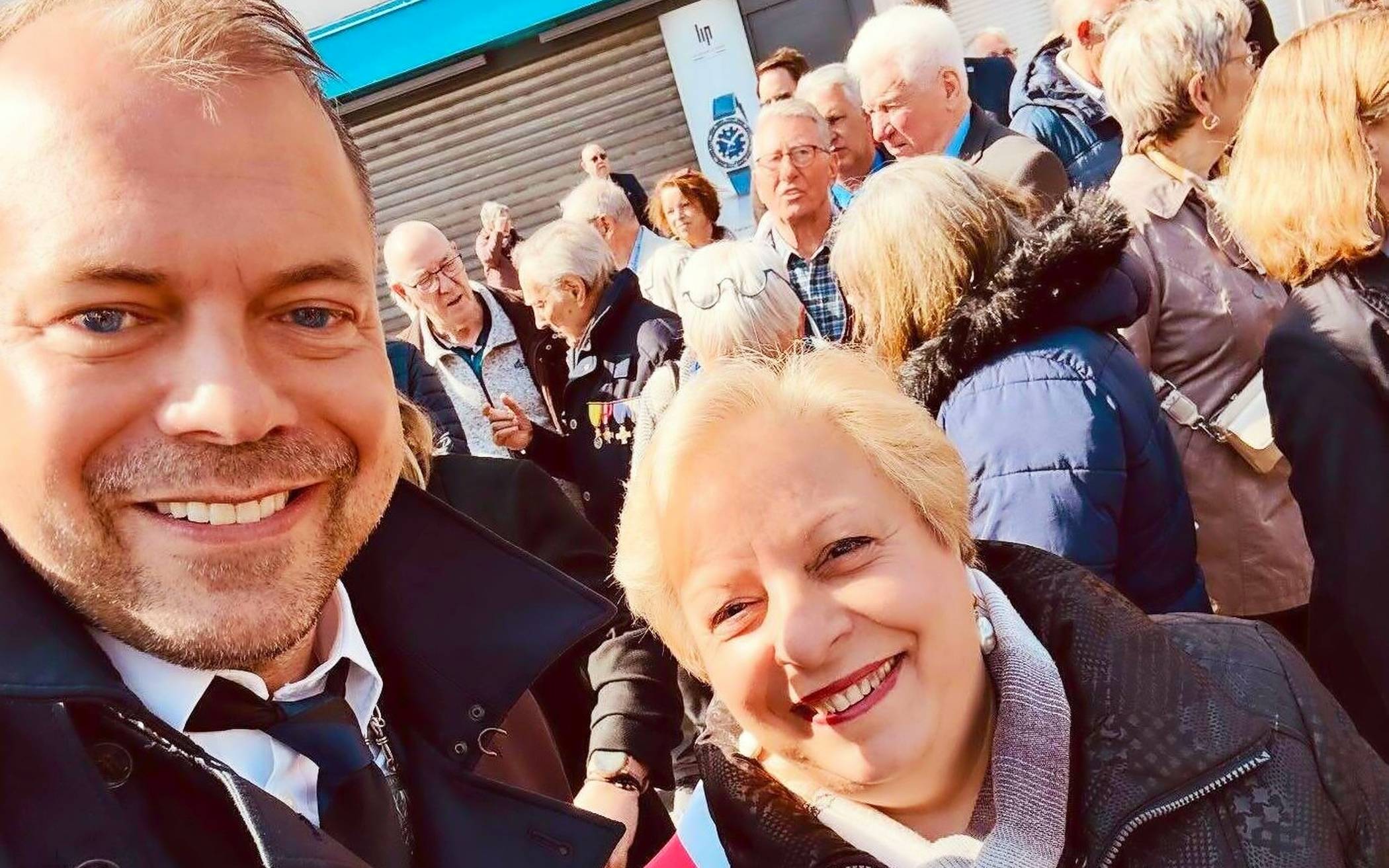 Christian Pakusch gratuliert seiner französischen Kollegin