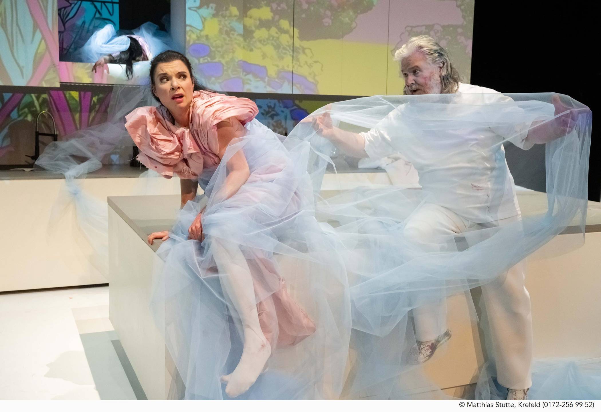 Der etwas andere Ehekrieg: Der jungen Frau (Margarita Vilsone) wird Liebhaber Herzog Blaubart (Johannes Schwärsky) zunehmend unheimlich, aus gutem Grund. Foto: Stutte