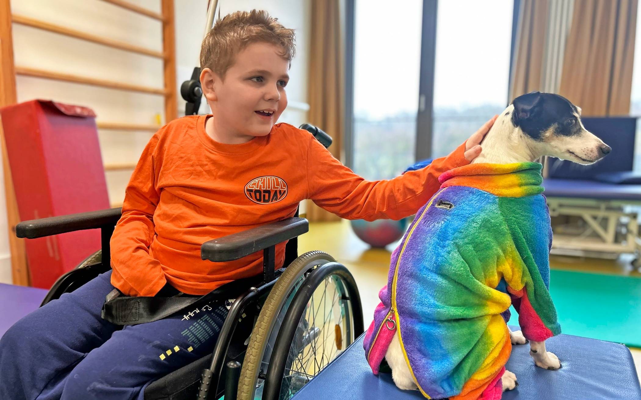 Während Louis früher kaum auf seine Umgebung reagierte, sucht er heute ganz bewusst die Nähe zu Greta. 