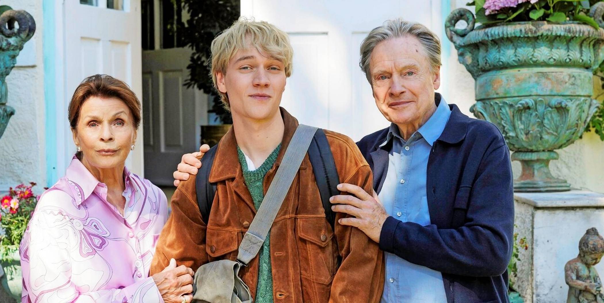  Joachim (Bruno Alexander) sieht sich mit der Exzentrik seiner Großmutter (Senta Berger) und seines Großvaters (Michael Wittenborn) konfrontiert. 