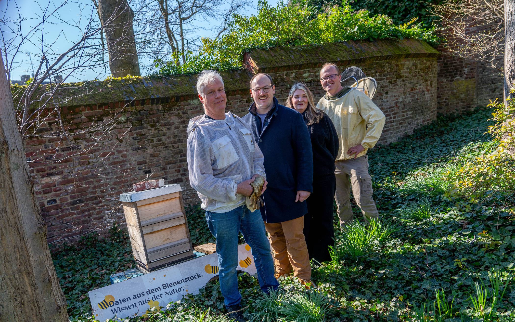  „Wir freuen uns sehr, dass der Bienenstock bei uns im Garten ist“:  Restauratorin Mira Hoffmann (Museum Abteiberg) mit (v.l.) Imker Norbert Kamps, Smart-City-Koordinator Chris Demmer und Wissenschaftler Felix Karger. 