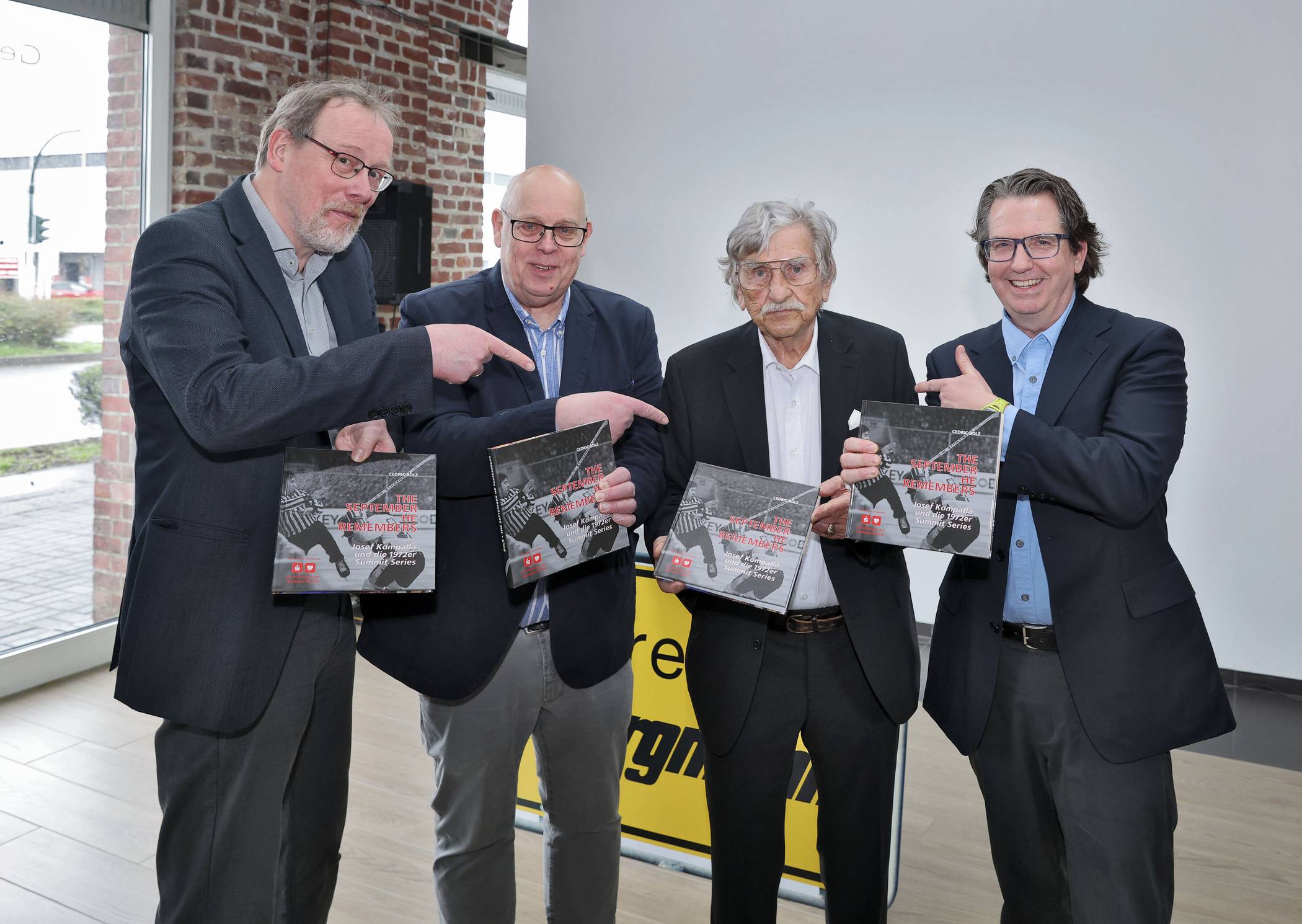 Archivar Dr. Christoph Moß, Verleger Stefan Kronsbein, Jupp Kompalla und der Historiker Dr. Cedric Bolz (v.l.) bei der Buchvorstellung am 90. Geburtstag von Jupp Kompalla.