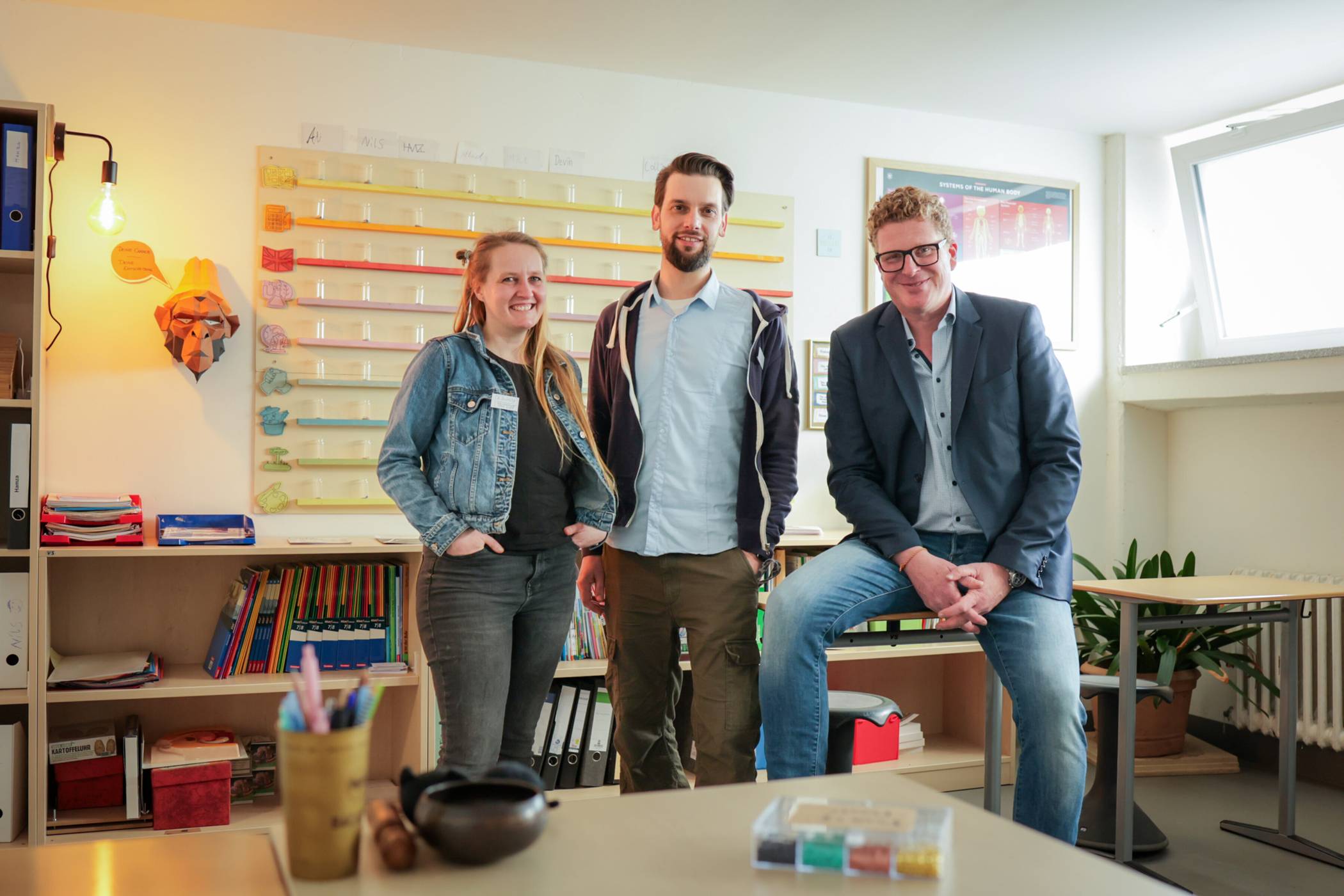  Schulsozialarbeiterin Annika Schmitz, Lehrer Dennis Prause und Schulleiter Jörg Geelen präsentieren den Klassenraum im neuen intensivpädagogischen Lernort. 