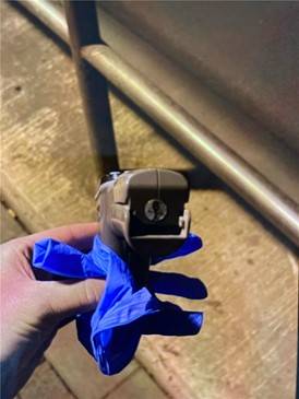 Obdachloser bedroht Passantin und Polizei scheinbar mit Schusswaffe