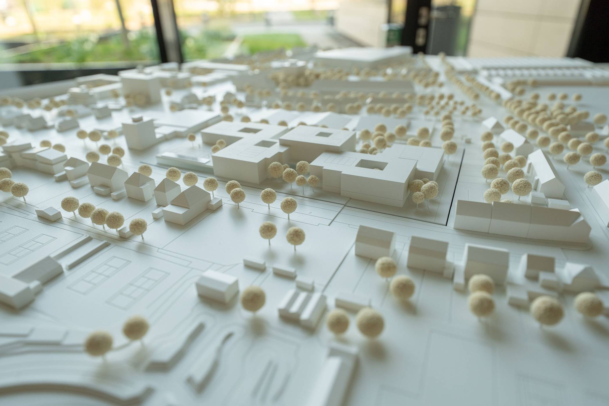 Das dauerhafte Schulgebäude im Modell.