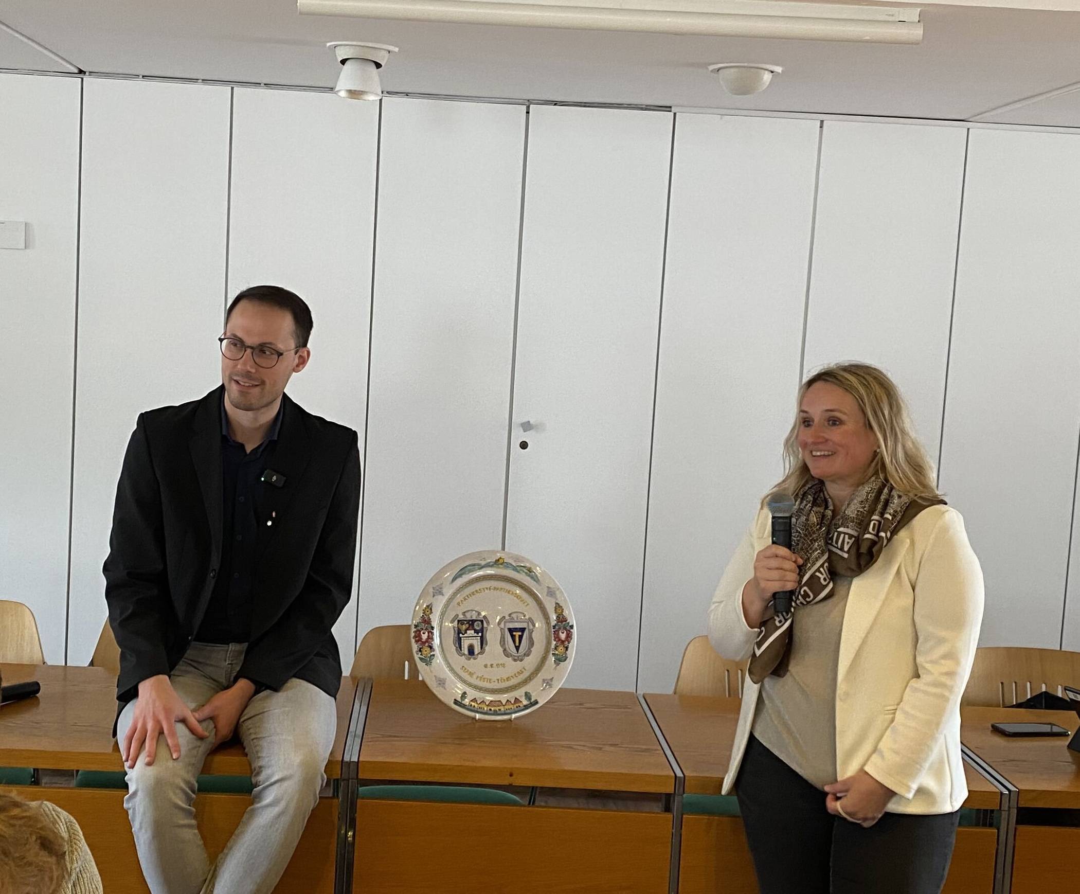  Bürgermeister Kevin Schagen und Ilona Frankova, Gymnasiallehrerin aus Stare Mesto. 