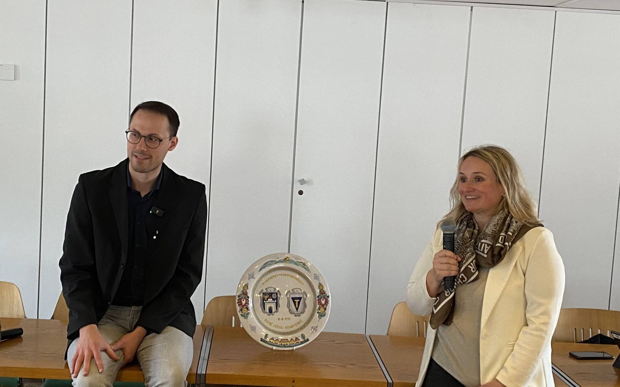 Bürgermeister Kevin Schagen und Ilona Frankova,