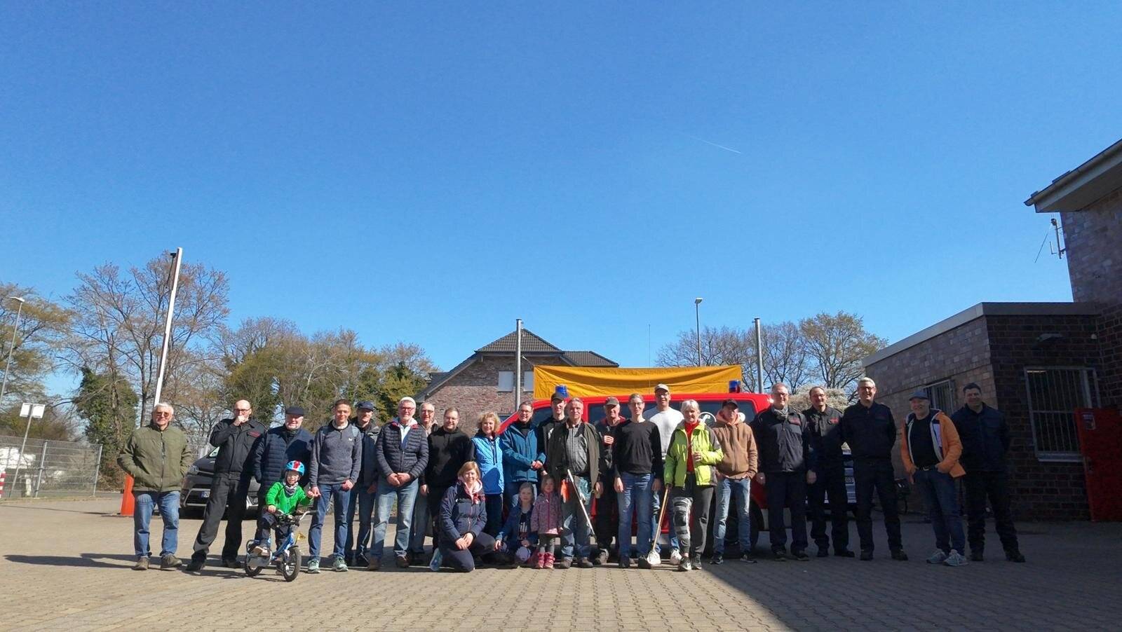  Unter dem Motto „sauberhaftes Schwafheim“ fanden sich fast 50 Schwafheimer Bürger am Gerätehaus des Löschzuges Schwafheim an der Düsseldorfer Straße ein. 