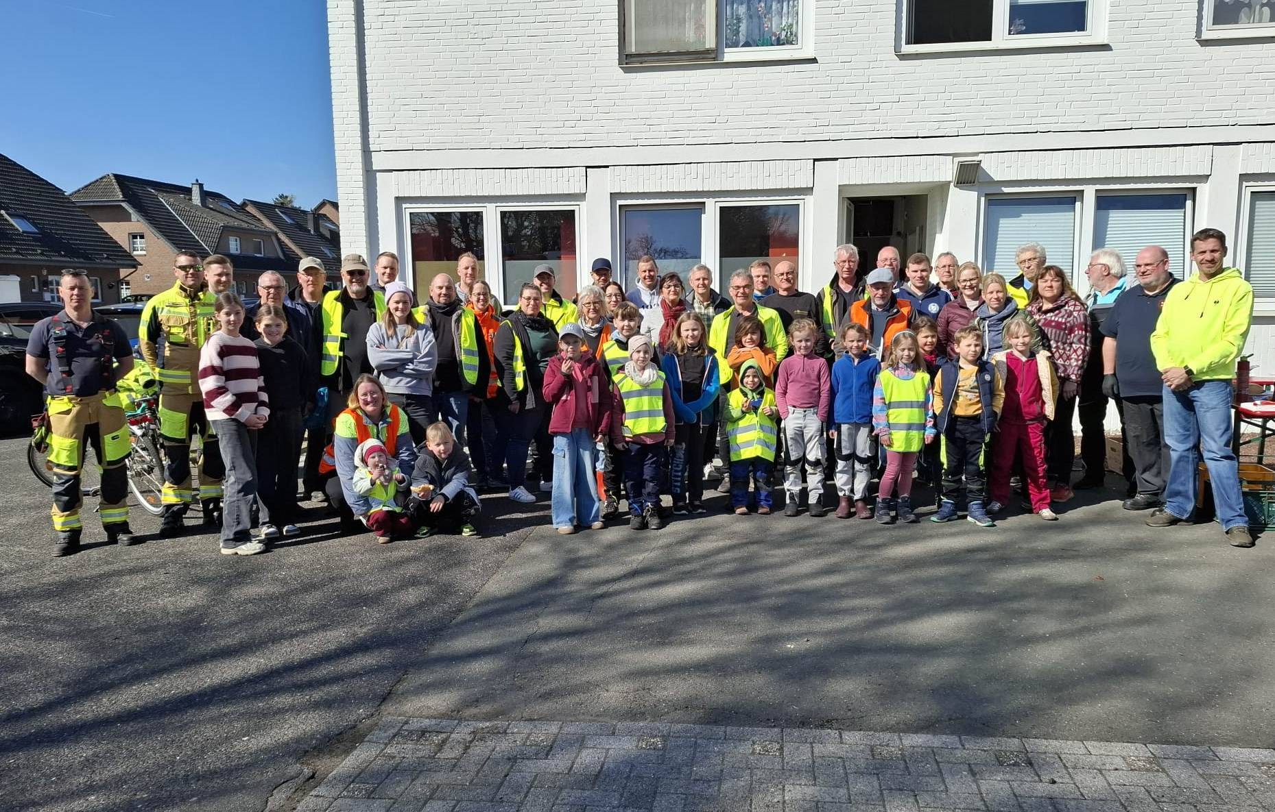 Gruppenbild nach getaner Arbeit, wobei einige Sammlerinnen und Sammler noch fehlten 