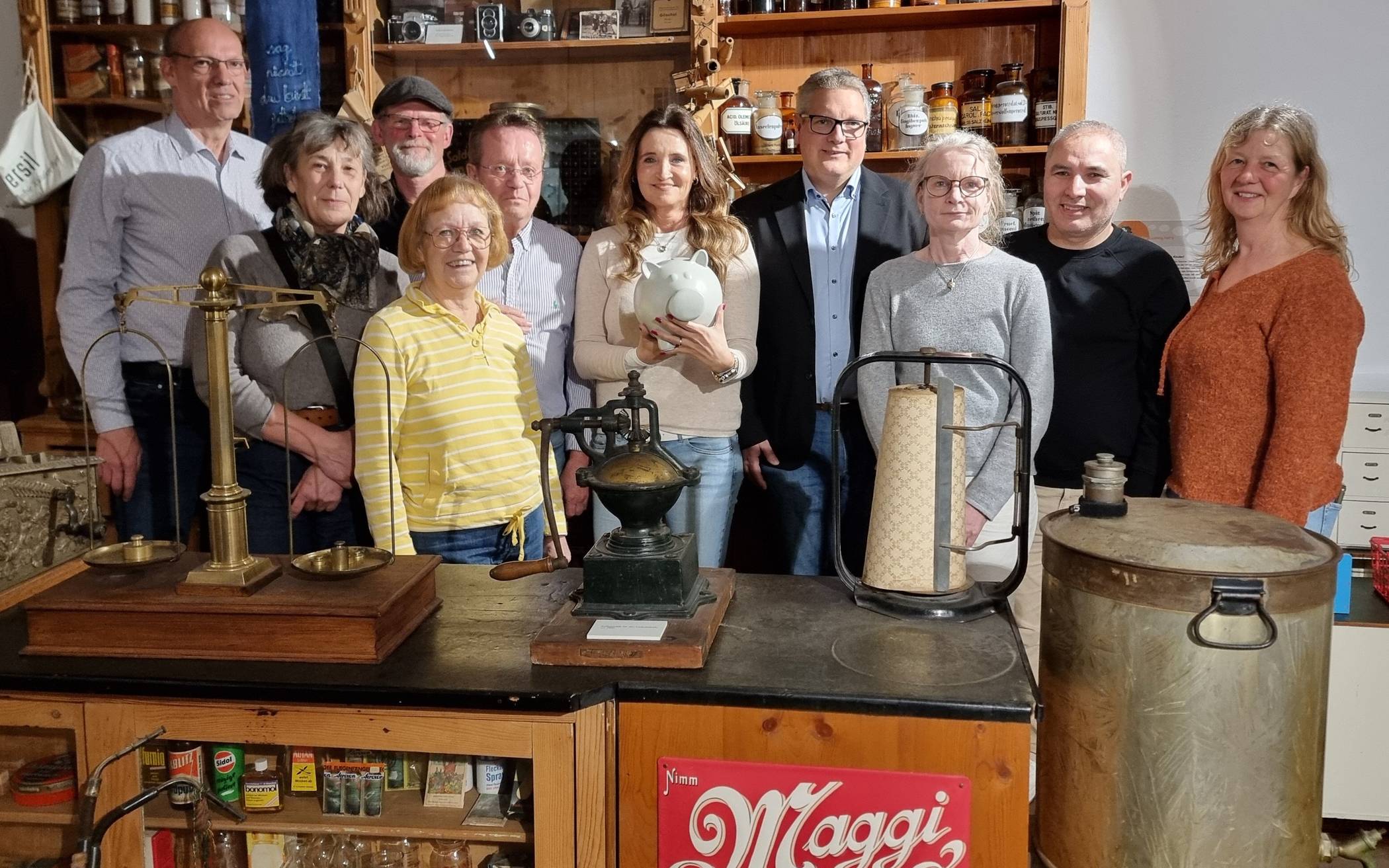 Bei der Spendenübergabe (v.l.): Jürgen Weiß,