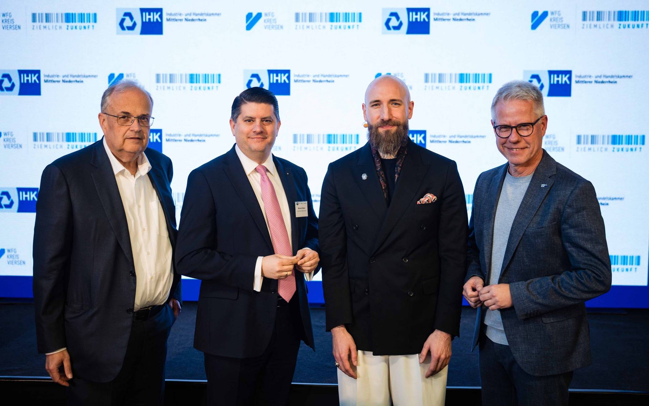 Ein Pionier in Sachen KI: Dominic von Proeck (2.v.r.) wurde begrüßt von WFG-Geschäftsführer Dr. Thomas Jablonski, Landrat Bennet Gielen und IHK-Hauptgeschäftsführer Jürgen Steinmetz (v.l.).