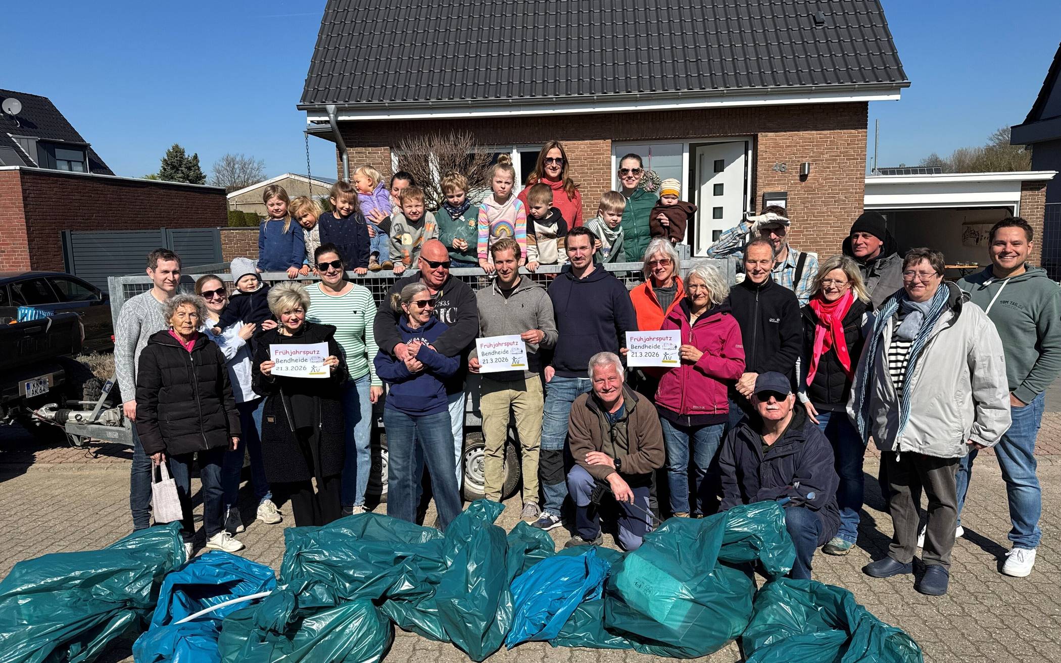 Eine Straßengemeinschaft räumt auf