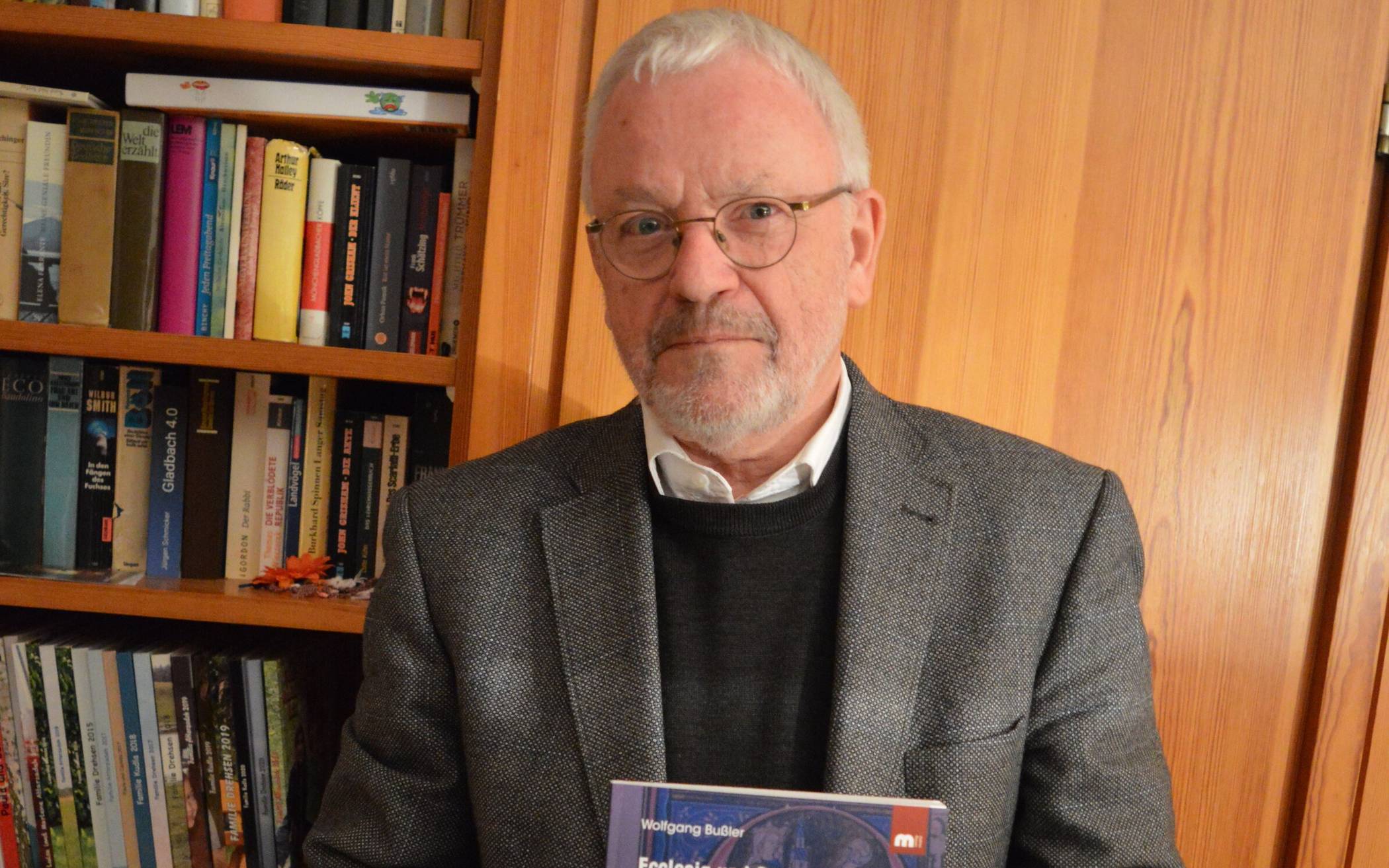 Referent Wolfgang Bußler beleuchtet bei einer Veranstaltung in St. Helena Rheindahlen antijüdische Kunst in Kirchen.