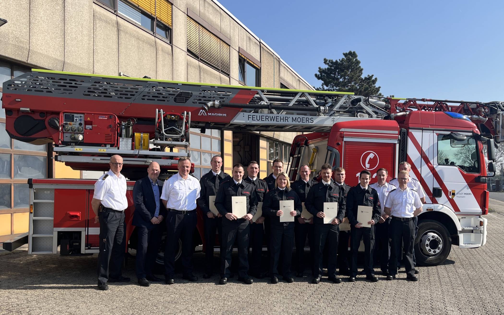  Die Feuerwehr Moers hat acht Brandmeisteranwärter und eine Brandmeisteranwärterin für den 18 monatigen Ausbildungsdienst in Empfang genommen. 