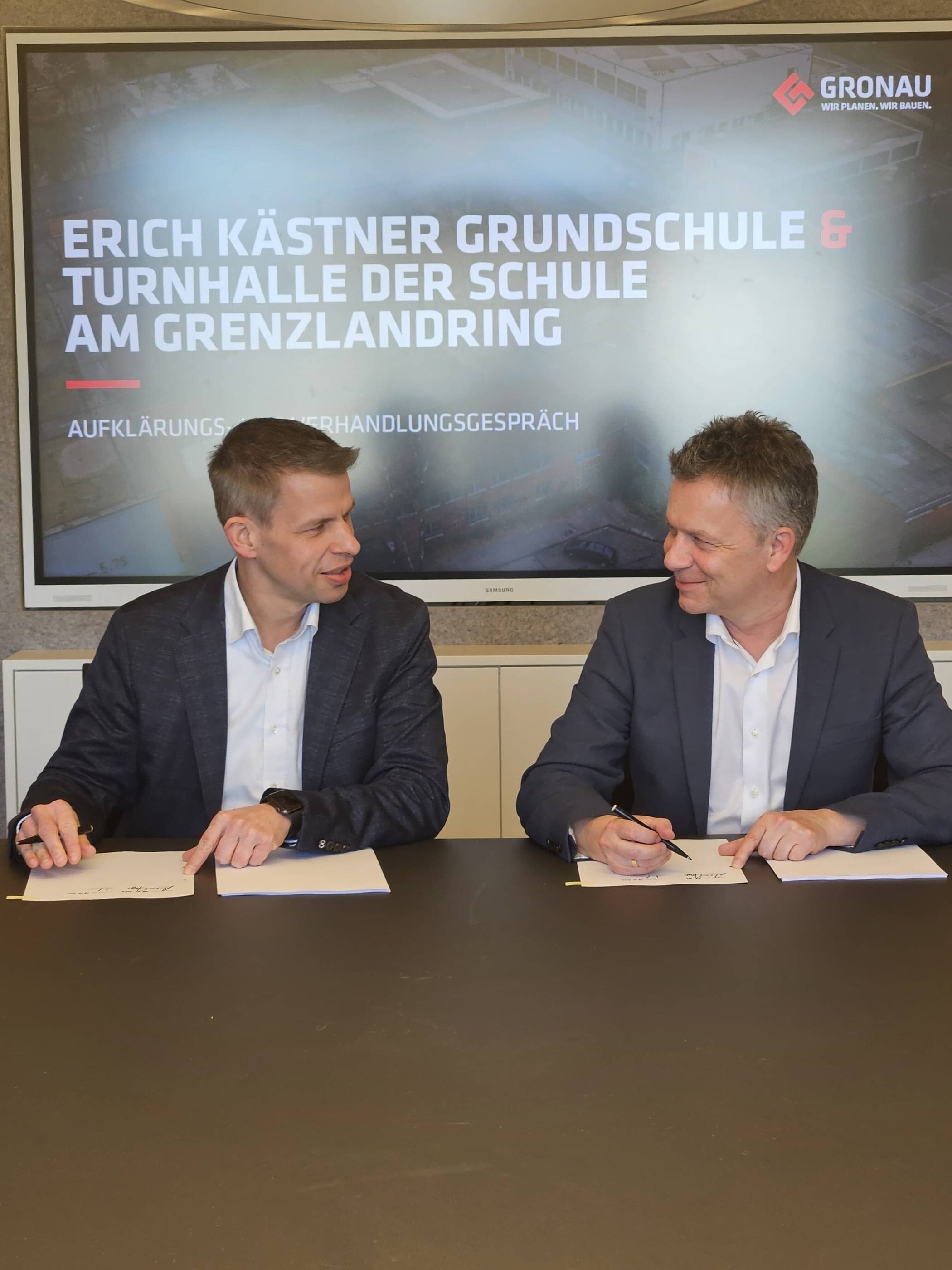  Die Stadt Wegberg hat den Generalplaner beauftragt. Vertragsunterzeichnung mit Benjamin Gronau (l.) und Bürgermeister Christian Pape. 