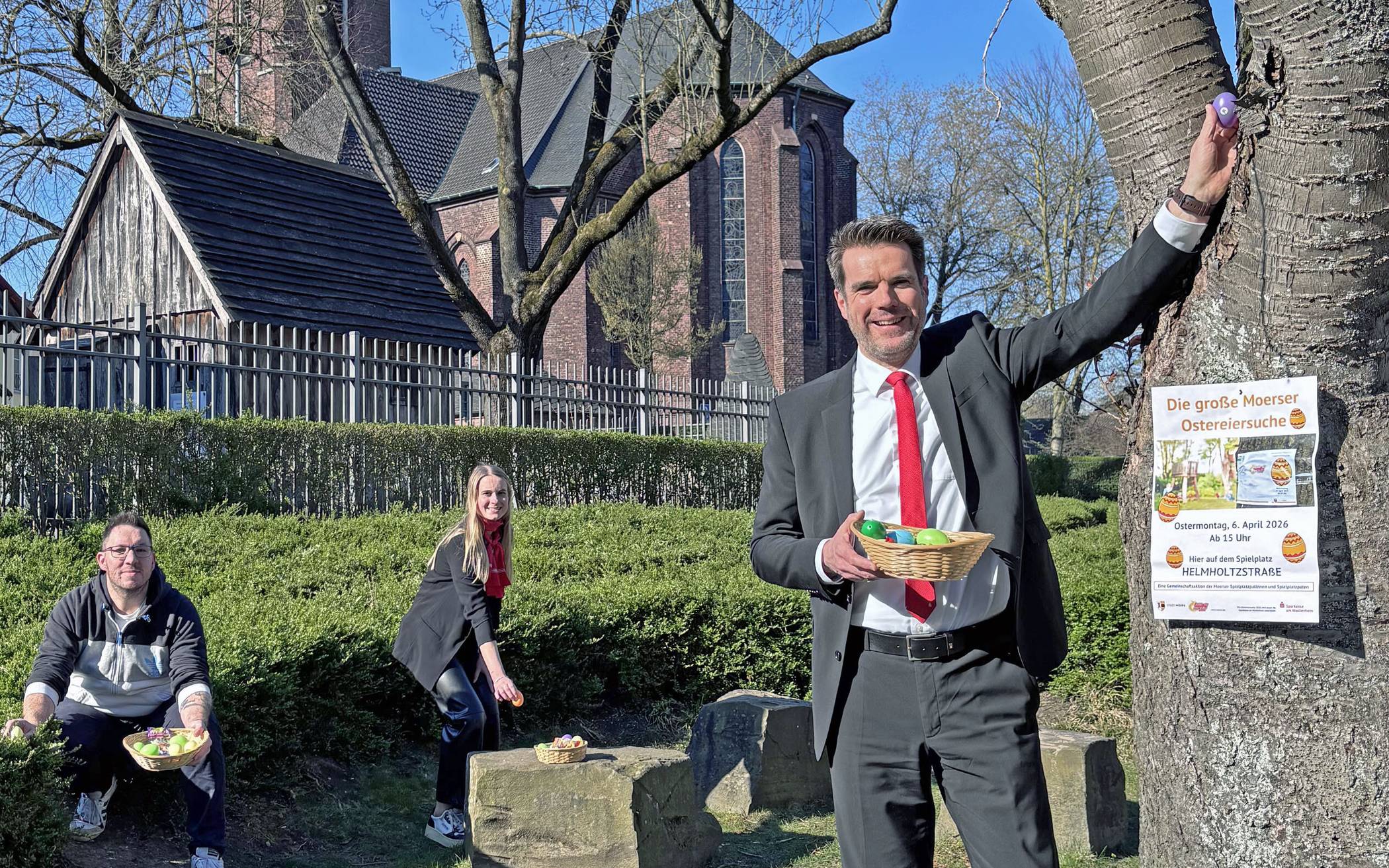  Stefan Ertelt und Lena Kempken vom Sponsor Sparkasse am Niederrhein sowie Mark Bochnig-Mathieu vom Kinder- und Jugendbüro (v. r.) suchen schon einmal passende Verstecke. 