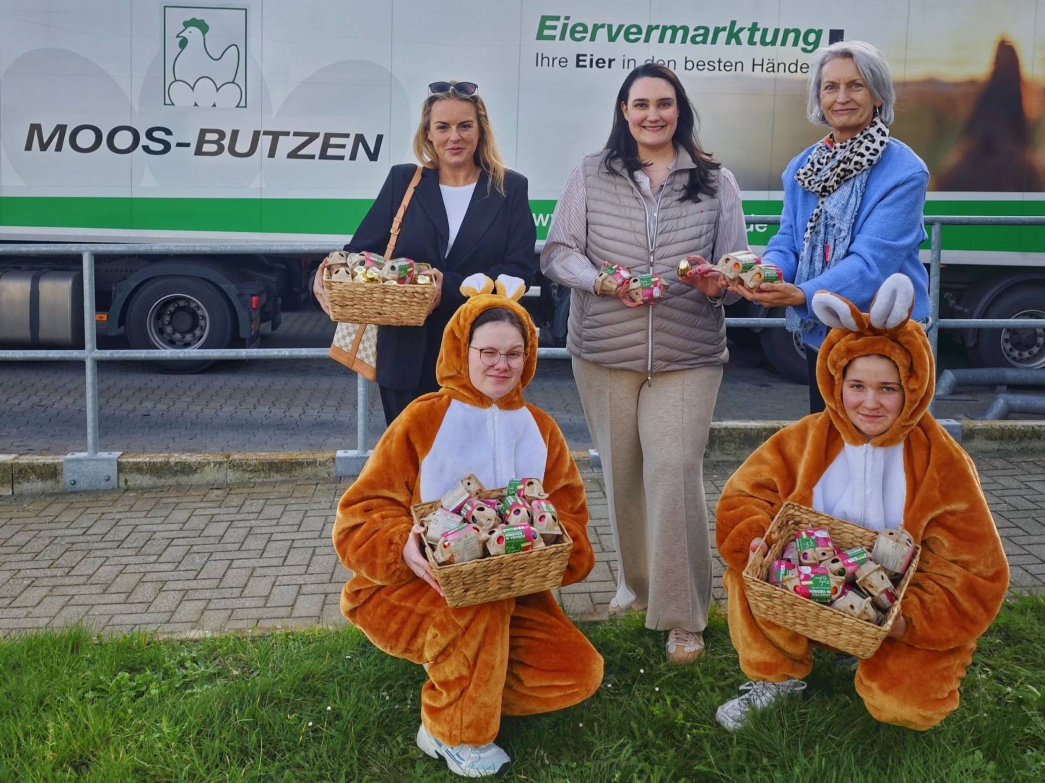 Sie unterstützen die Osteraktionen 2026 durch Sponsoring (v.l.): Denise Tiffany Wassenberg („Goldstück“) und Julia Caspers (Leonhard Moos &amp; Butzen) sowie Susanne Laurenz vom Citymanagement der Stadt Viersen. 