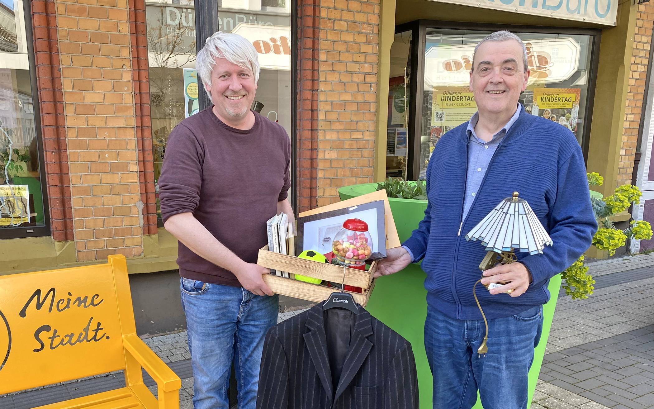  Andreas Debock (Initiator, r.) und Andreas Goßen (DülkenBüro) stellten bereits gemeinsam die Premiere des Dülkener Hoftrödels im vergangenen Jahr vor und freuen sich jetzt auf die 2. Auflage. 