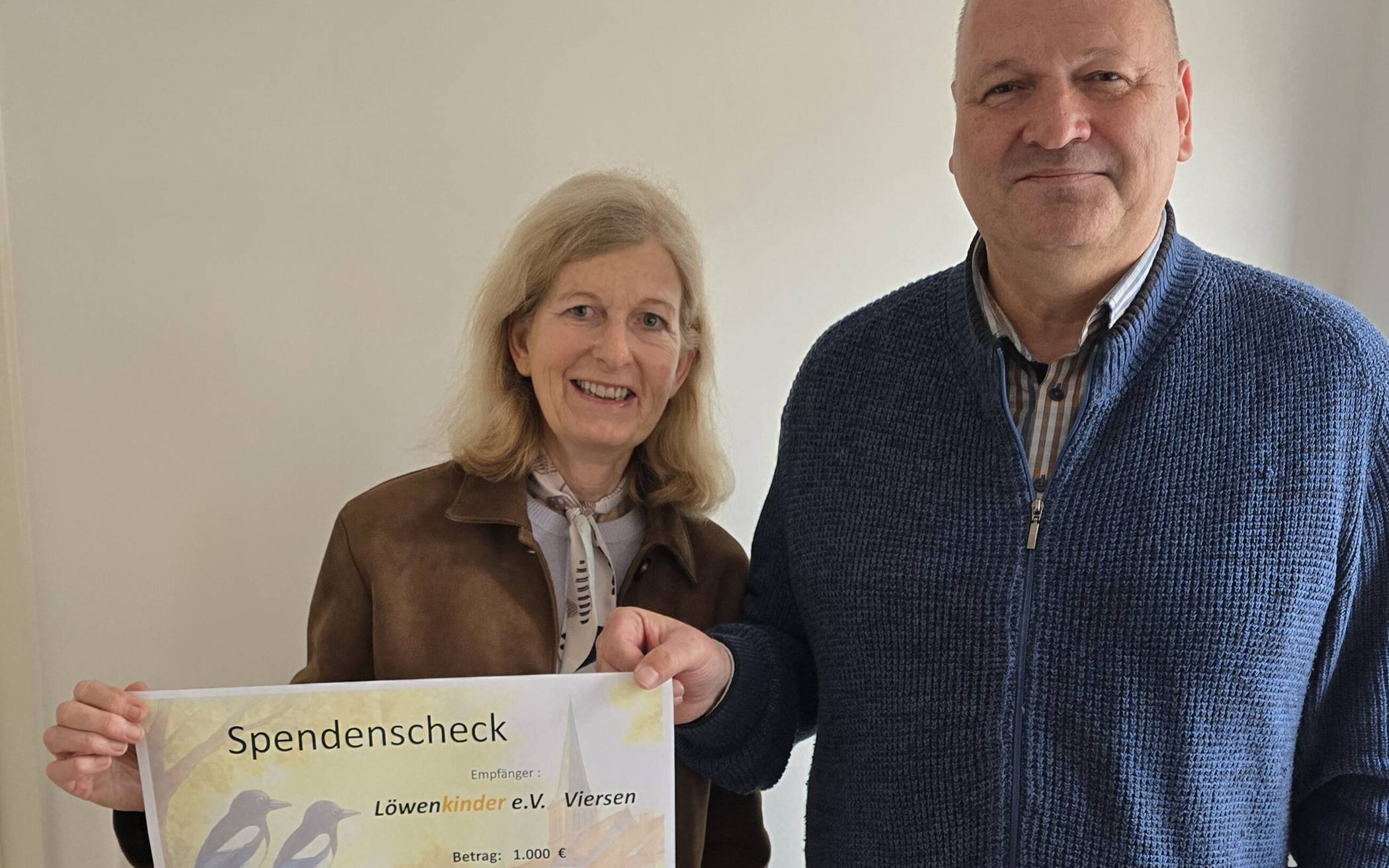 Jürgen Schröder übergibt die Spende an Dr. Elisabeth Deimann-Veenker vom Verein Löwenkinder. 