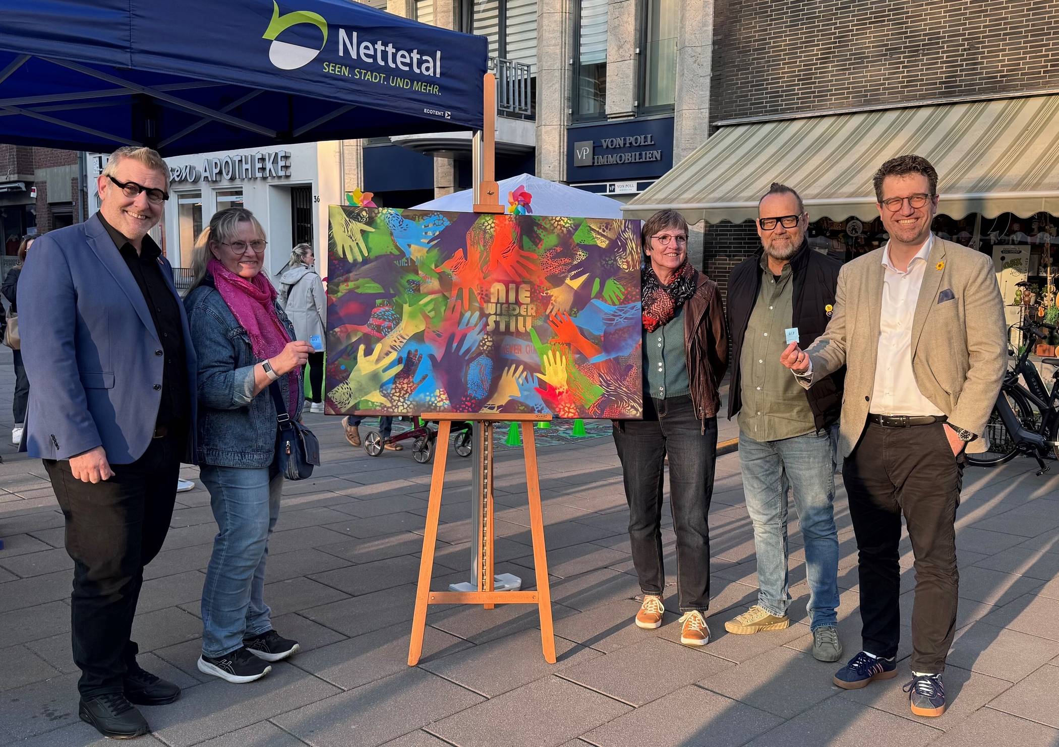  David Nethen (Kreis Queersen e.V.), Claudia Gereons (Gewinnerin des Kunstwerks), Margret Terhoeven (Kinderschutzbundes Kempen), Oliver Heuken (Kunstverein Kempen), Bürgermeister Christian Küsters. 