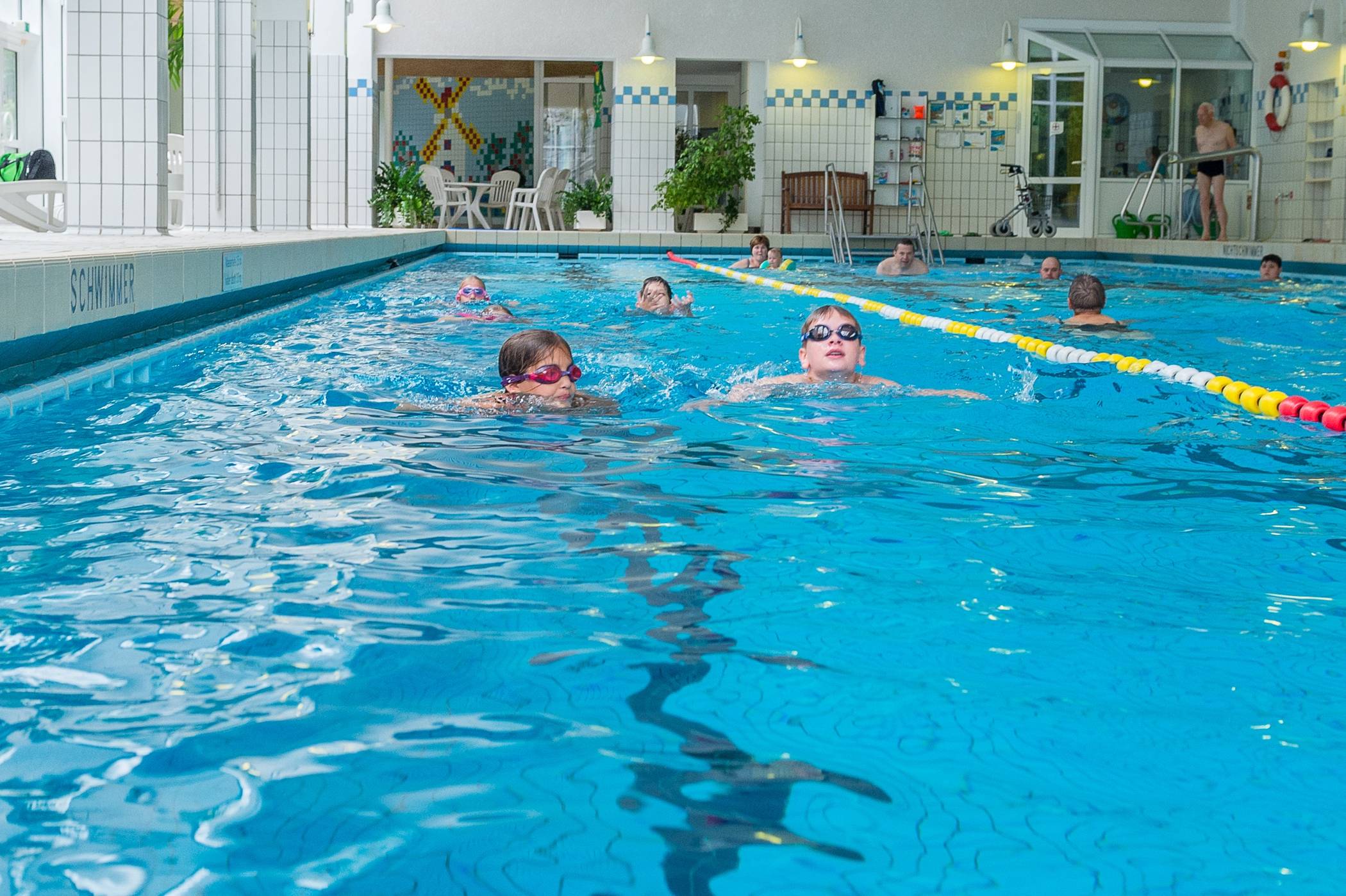Vom 31. März bis zum 12. April können Kinder bei der „Osterhasenprüfung“ ihre Schwimm- und Tauchfähigkeiten unter Beweis stellen.   