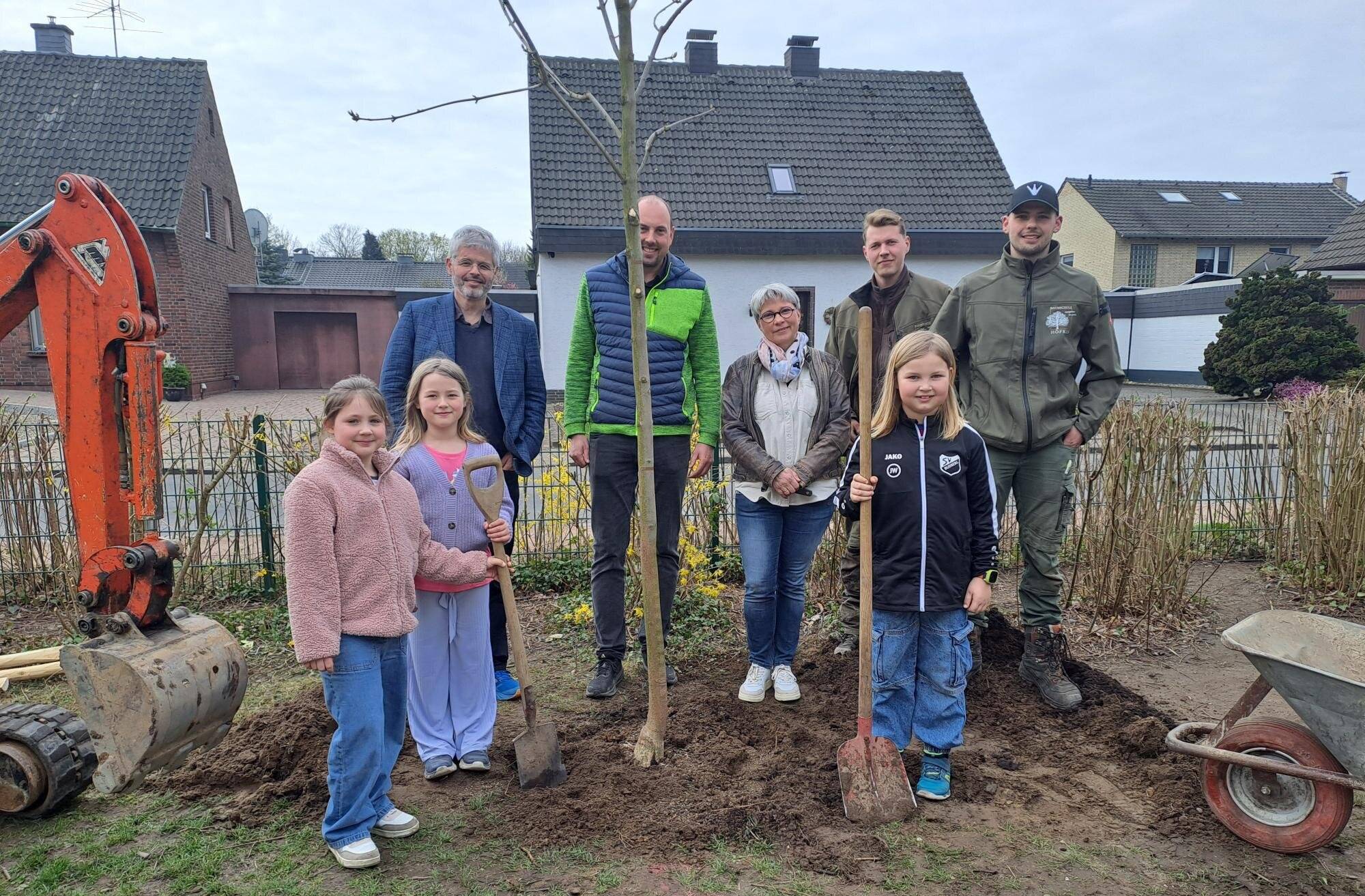 Beteiligten sich an der Pflanzaktion: Kinder der Grundschule am Rheinbogen, Kai T. Garben (Grafschafter Diakonie), Luis Segermann, Henry Louven (Baumschule Höffkes) und Anneke Vennefroh-Steglich (Schulleitung Schule am Rheinbogen).
