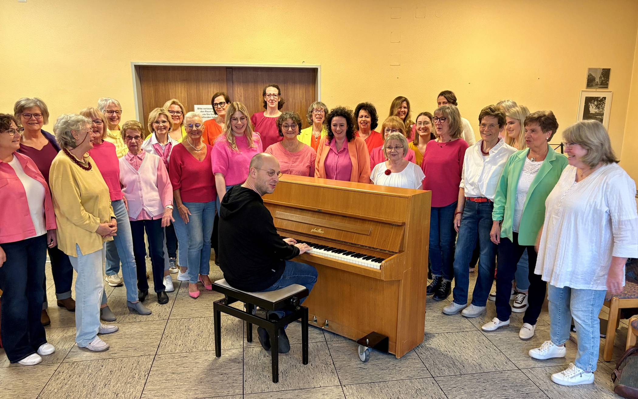 Unter der Leitung von Chorleiter Dennis
