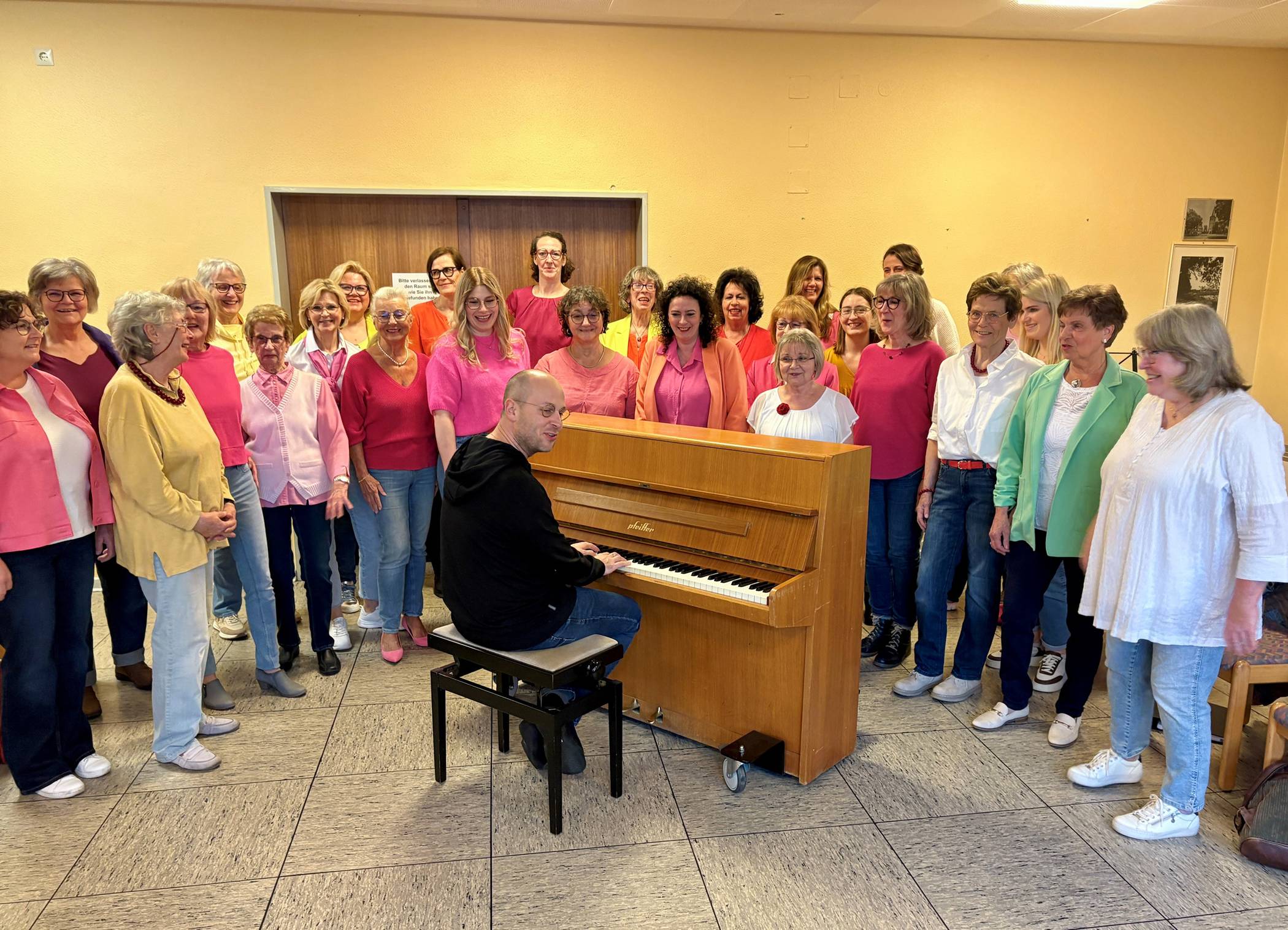  Unter der Leitung von Chorleiter Dennis Kittner proben die Sängerinnen von Cantare Repelen derzeit für ihr Sommerfeeling-Konzert in der Dorfkirche. 