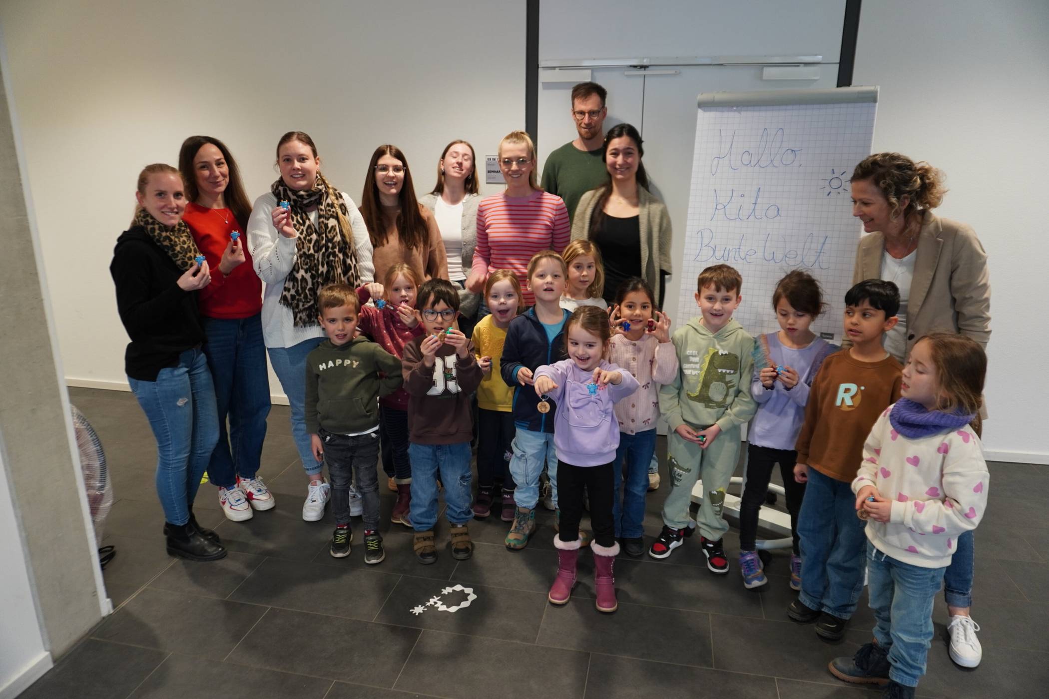 Im FabLab der Hochschule erleben die Vorschulkinder live, wie das Kita-Maskottchen sowohl im 3D-Druckverfahren als auch per Lasergravur auf Holzscheiben verewigt wird. 
