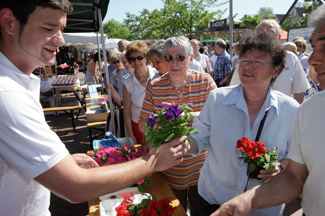  Der Marina-Markt im Innenhafen ist immer ein Geschenk. Zur Saisoneröffnung am Ostersonntag kommt auch der Osterhase ...  