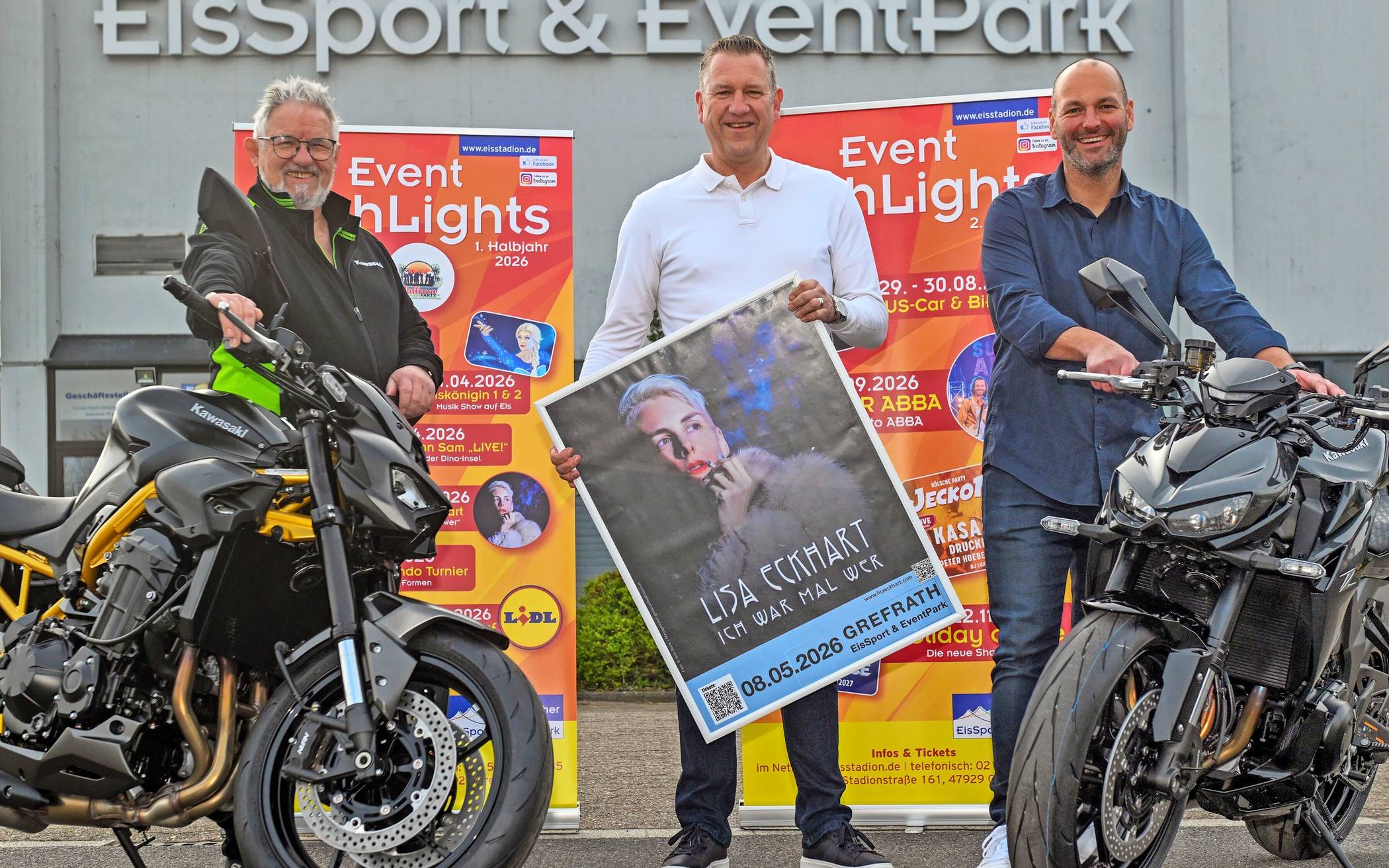 Bernd Schoenmackers, Geschäftsführer des Eissport- und Eventparks (Mitte), mit Eventmanager Jan Lankes (r.) und Heiko Kirchhoff von der Firma Kawasaki, die erstmals zu Motorradtagen in Grefrath einlädt. 