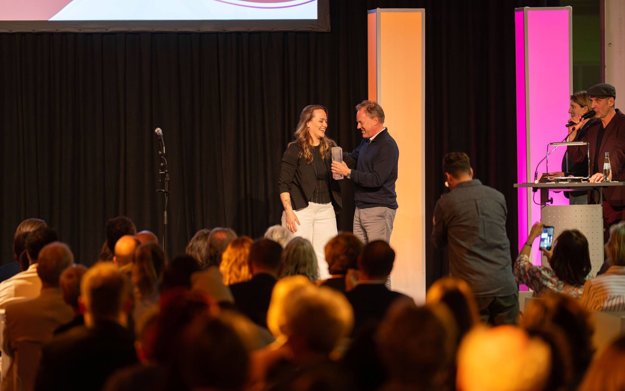 Micky Hilgers, Vorsitzender des Corinna e.V., überreicht den Sonderpreis an Sophie...