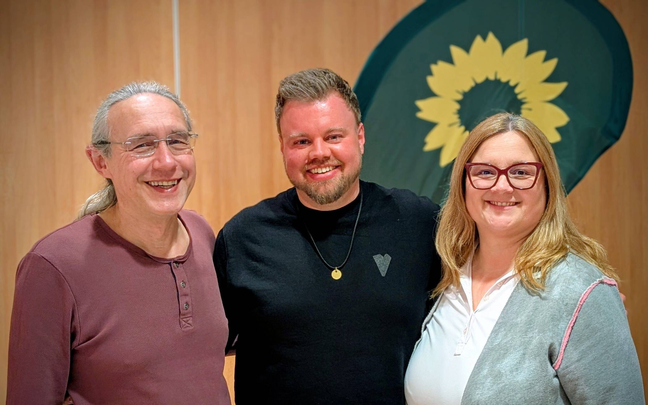  Mit überwältigender Mehrheit wählten die rund 60 anwesenden Mitglieder Christian Pelikan (m.) zum Spitzenkandidaten für die Landtagswahl in Nordrhein-Westfalen im April 2027. 