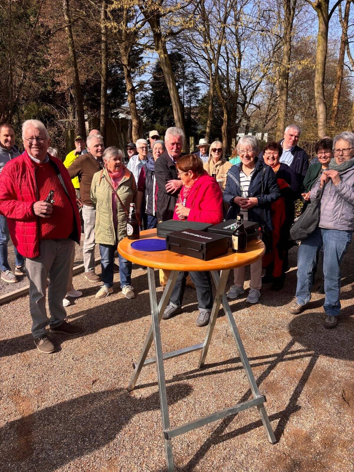  Zur Eröffnung kamen viele Interessierte in den Schwingbodenpark, um auf die neue Boulebahn anzustoßen. 