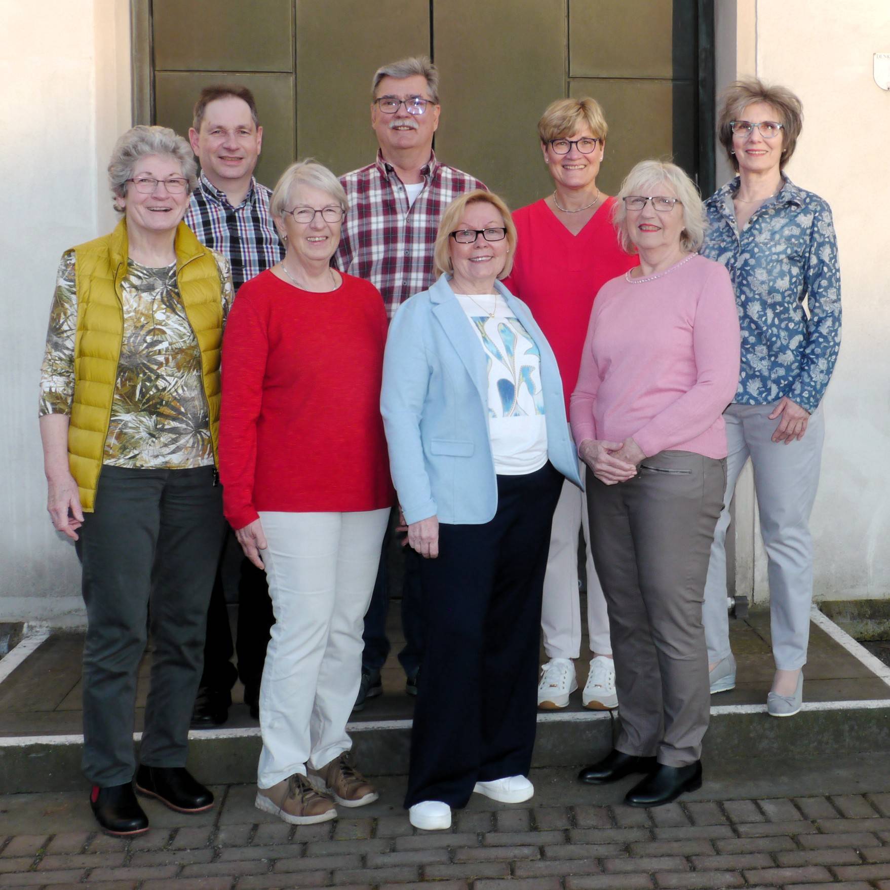 Der neue Vorstand des Männer- und Frauenchores Rumeln 1877, obere Reihe (v. l.): Schriftführer Jürgen Meuter, der Vorsitzende Jürgen Tomaskowicz, Notenwartin Susanne Krunnies, Beisitzerin Silke Cichon; untere Reihe (v. l.): Pressewartin Sieglinde Brüggemann, die zweite Vorsitzende Carola Kunde, Kassiererin Christel Wagner und Beisitzerin Christine Riech. 