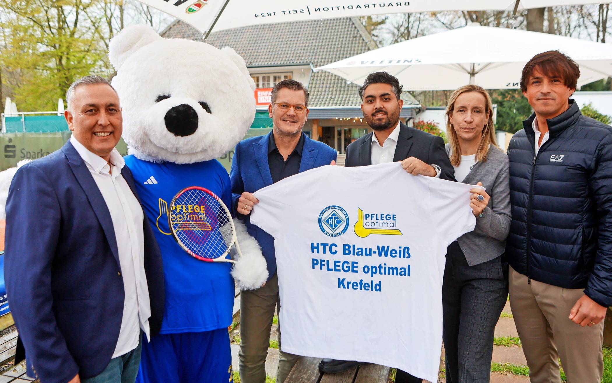 Präsentierten die neue Partnerschaft (von links): Ali Celik (Inhaber Pflege optimal), Maskottchen Oli, HTC-Präsident Olaf Stiller, Sedat Celik (Geschäftsführer Pflege optimal), HTC-Teamchefin Claudia Ploenes sowie Trainer Patrick Elias. 