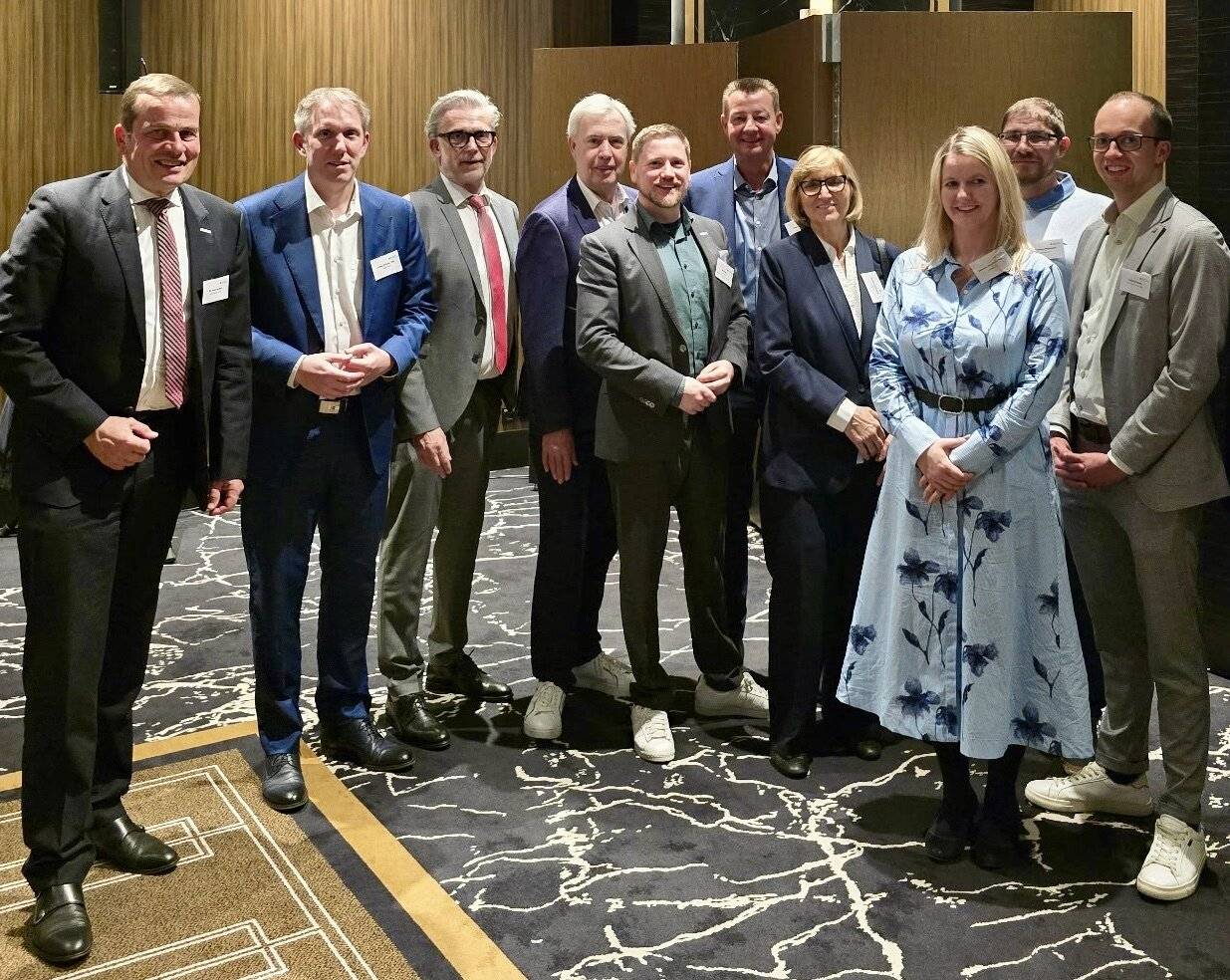 NRW-Hauptgeschäftsführer Dr. Peter Achten (l.) mit den Vorständen des Rheydter und Gladbacher Citymanagements, weiteren Händlern aus Mönchengladbach und den Landtagsabgeordneten Vanessa Odermatt und Jochen Klenner. 