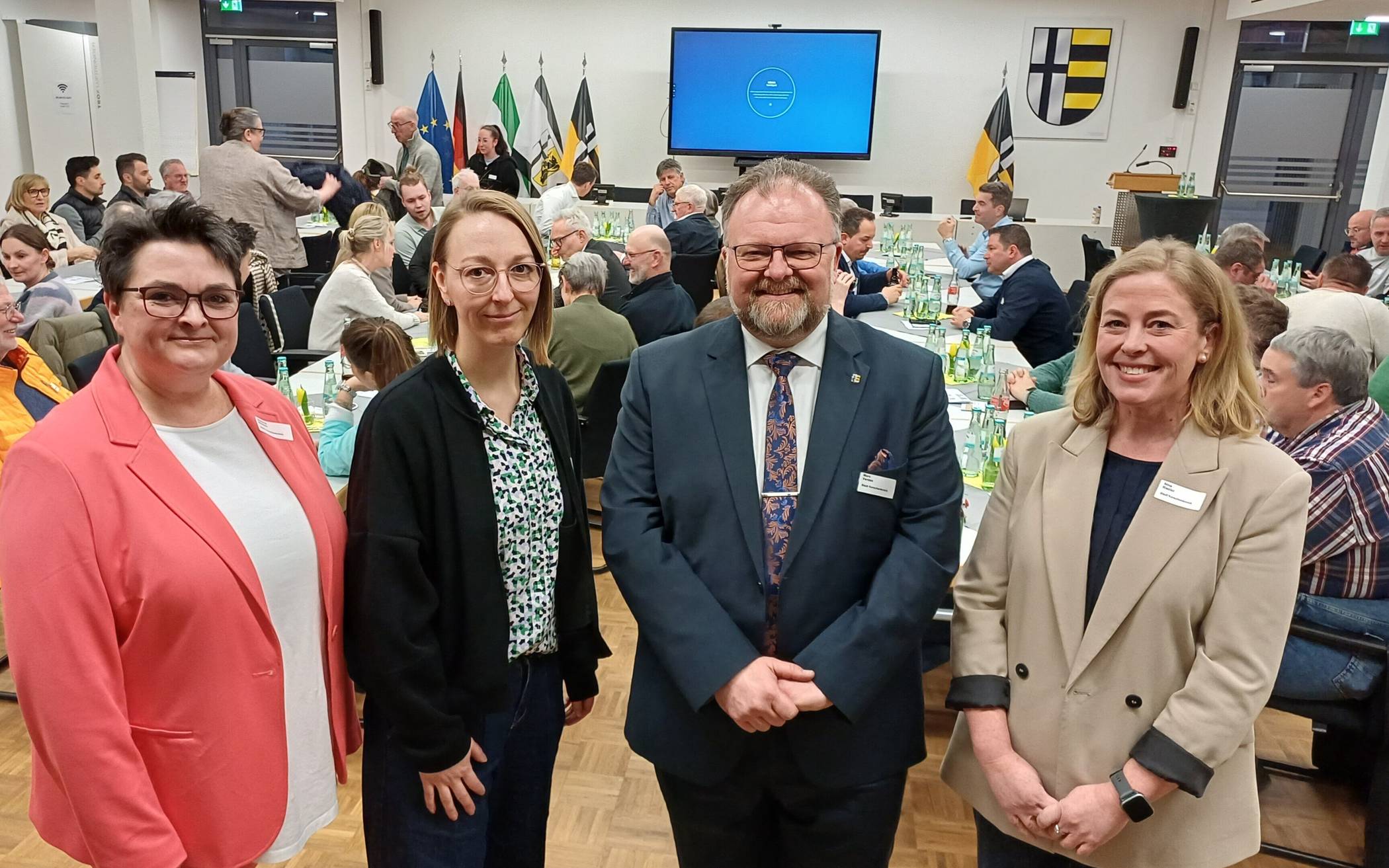 Stefanie Bössem und Yvonne Cremer (Wirtschaftsförderung), Bürgermeister Marc Venten und Nina Riezler (Amtsleitung) beim Ortstermin in Korschenbroich (v.l.).