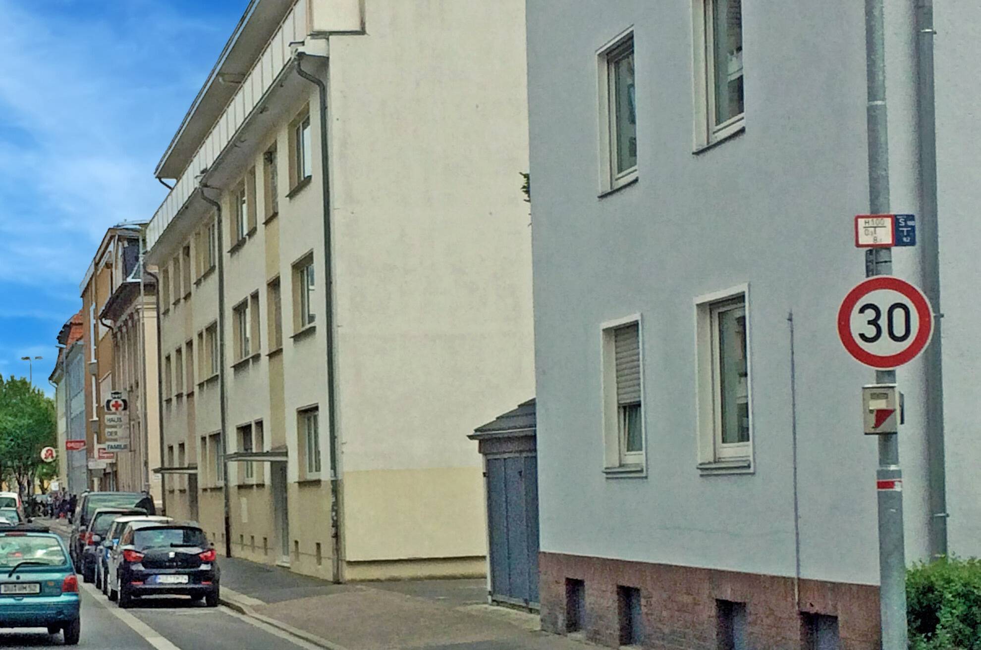 Auf der Augustastraße ist bereits Tempo 30. Dies gilt demnächst auch ab dem folgenden Kreuzungsbereich auf der angrenzenden Uerdinger Straße bis zur Otto-Ottsen-Straße. Hier wird dann die Lücke bis zum Umfeld der Pattberg-Realschule geschlossen.