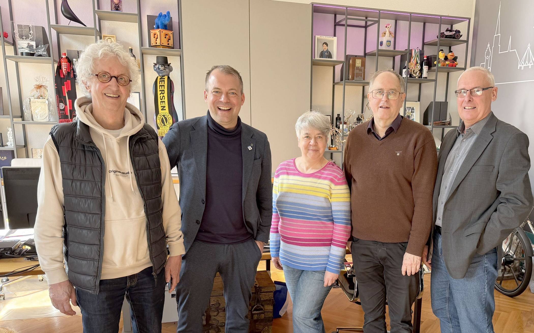 Der Vorstand des schon noch neuen Willicher Seniorenbeirates hat sich jetzt erstmals offiziell mit Willichs Bürgermeister Christian Pakusch auf Schloss Neersen zu einem kurzen, informellen Austausch getroffen. Auf unserem Bild von links Horst Franke (für die Öffentlichkeitsarbeit der Truppe zuständig), Christian Pakusch und der gewählte Vorstand mit Elke Rademacher, Peter Kleinschmidt sowie Axel Küppers.  