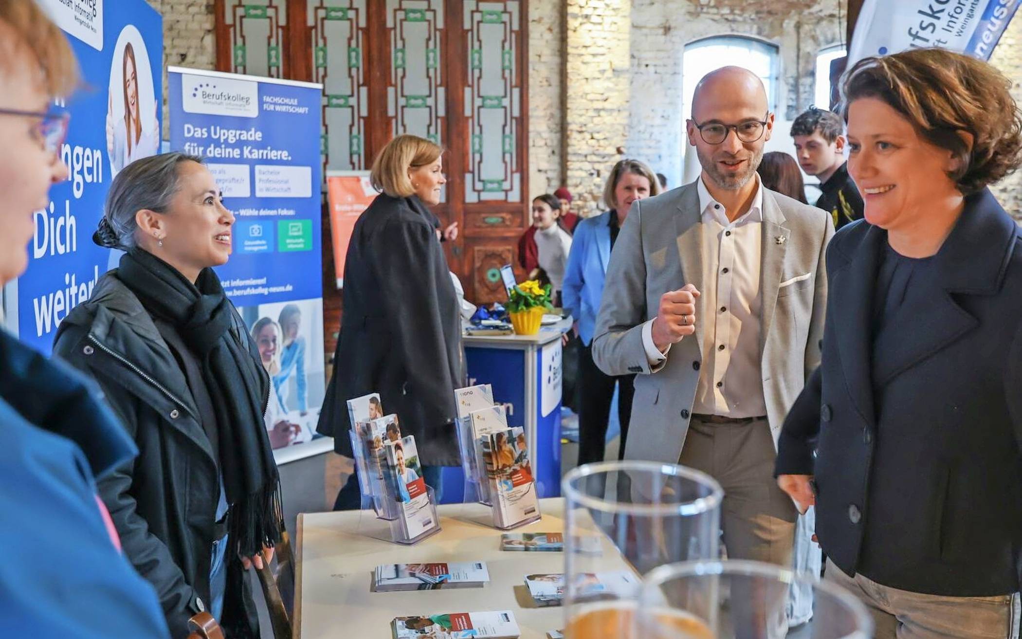 Landrätin Katharina Reinhold besuchte zusammen mit Benjamin Josephs, der zusammen mit Raimund Franzen bfg-Geschäftsführer ist, die „Erlebniswelt Pflege und Soziales“. 