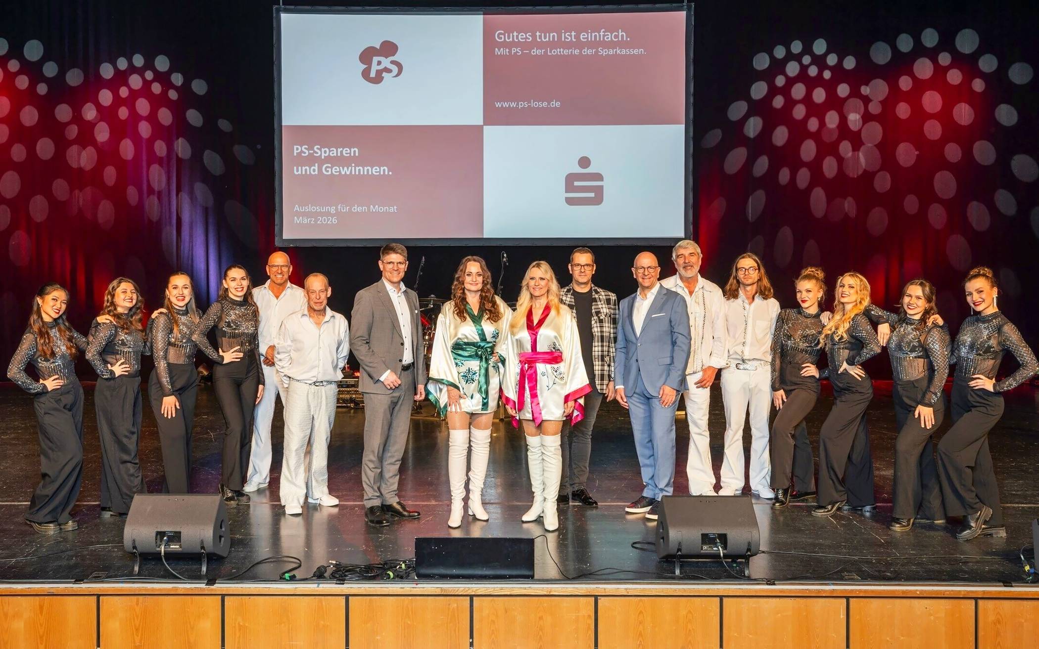 Beim Abschlussfoto aller Mitwirkenden gab es nur strahlende und zufriedene Gesichter . 